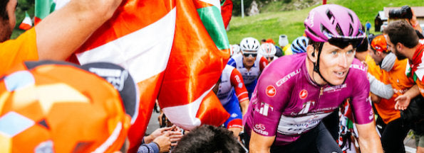 Juan Pedro López celebrates winning the pink jersey Giro 2022 stage 7 by spraying champagne on the podium @GettyImages 