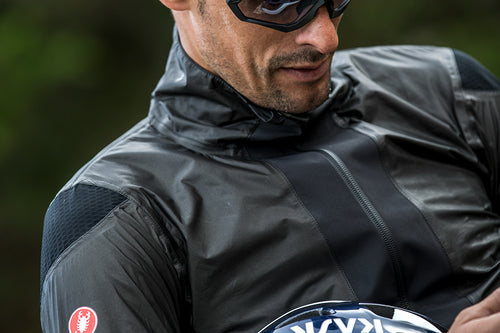 Close up photo focussed on the shoulders of a cyclist wearing the Castelli Idro Pro 2 Jacket. 