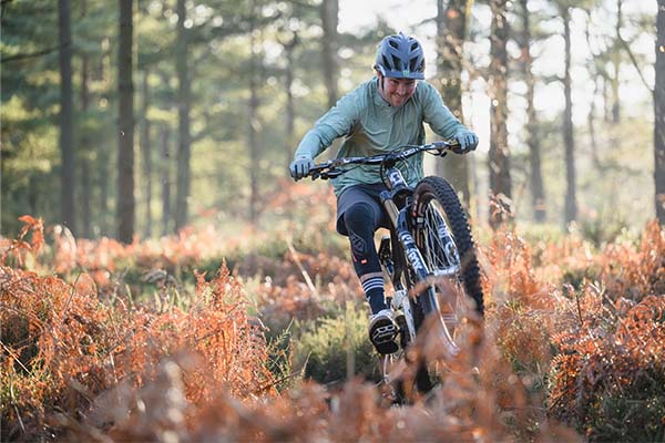 Cyclist shredding in woodland in TLD Drift kit