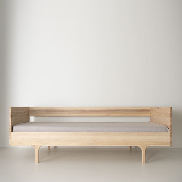 Featured image of post End Of Bed Bench Twin : Twin bed dimensions are 38 inches wide by 75 inches long, making them suitable twin or single beds are loved by families with children and are ideal for a home guest bedroom.