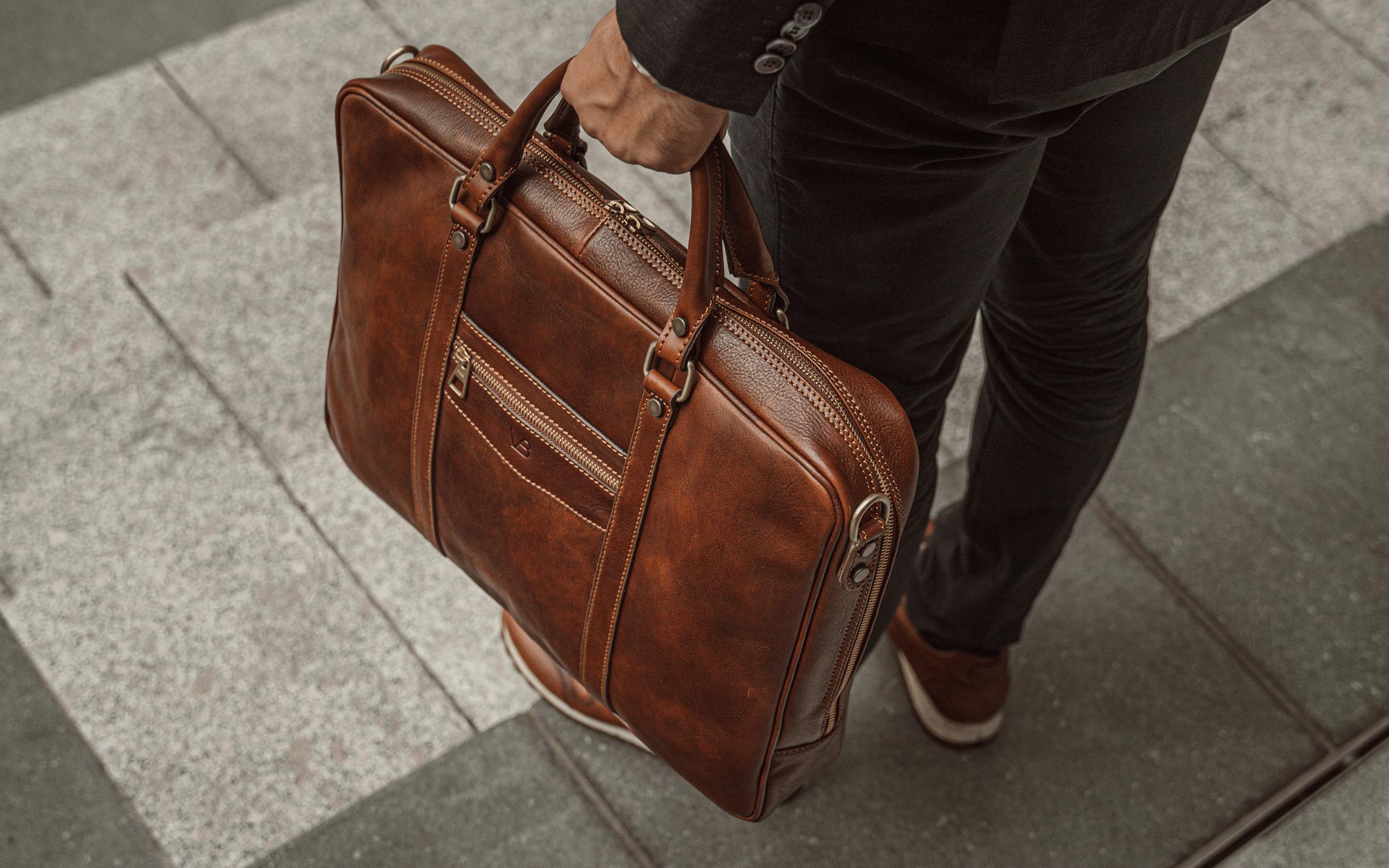 Von Baer Elegant Men's Premium Italian Full-Grain Leather Slim Laptop Bag, Brown