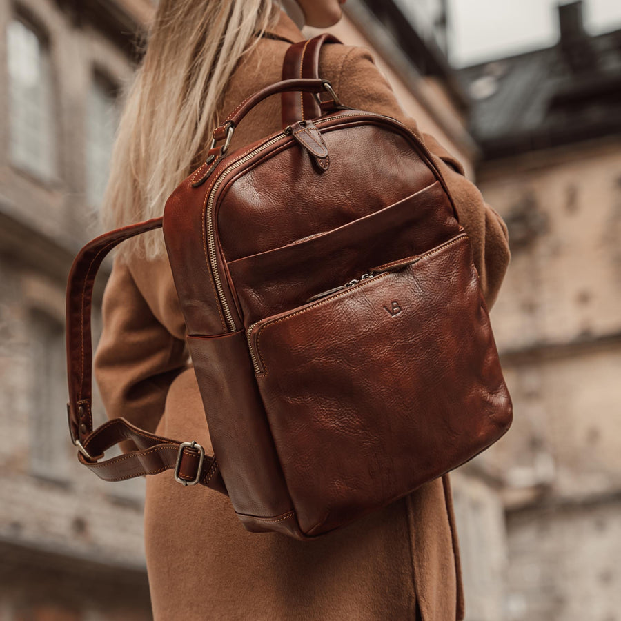 https://cdn.shopify.com/s/files/1/2726/4990/products/liberty_brown_leather_backpack_von_baer_new_3.jpg?v=1695721674&width=900