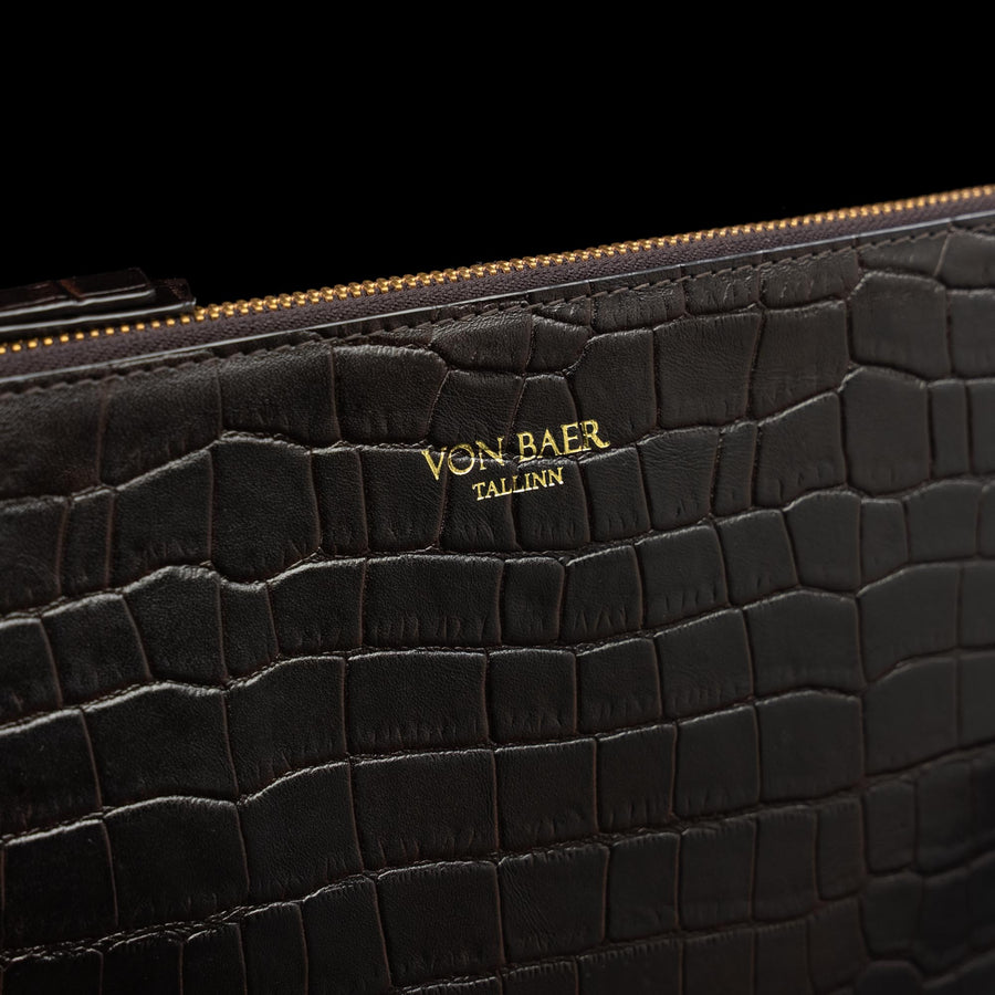 https://cdn.shopify.com/s/files/1/2726/4990/products/von-baer-small-leather-clutch-bag-brown-croc-print-gold-logo-close-up.jpg?v=1695722363&width=900