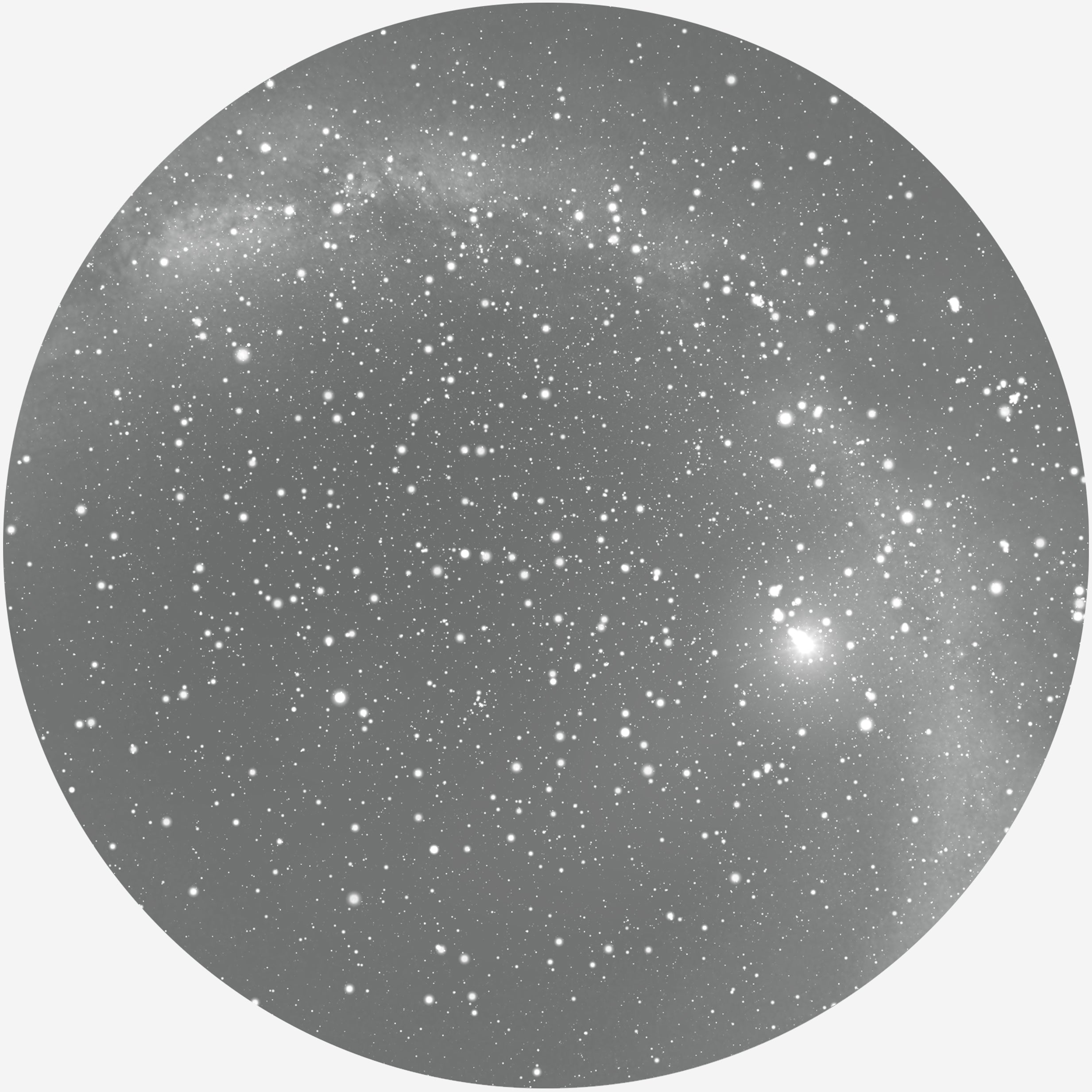 Se RUND PLAKAT MED PERSONLIG STJERNEHIMMEL (MØRKEGRÅ) - 20 cm / Stjernehimmel med mælkevejen hos KISPUS