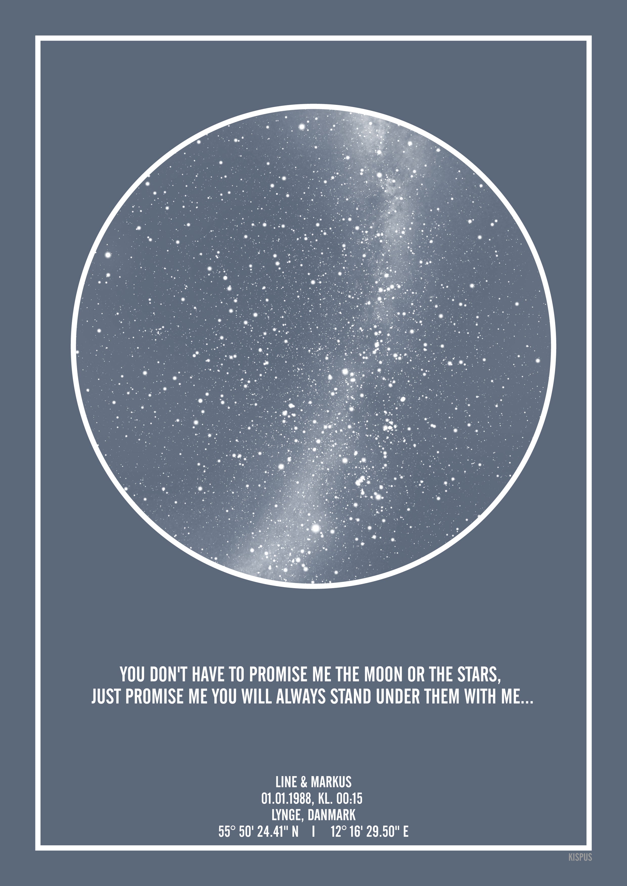 Se PERSONLIG STJERNEHIMMEL PLAKAT (BLÅGRÅ) - A4 / Hvid tekst / Stjernehimmel med Mælkevej hos KISPUS