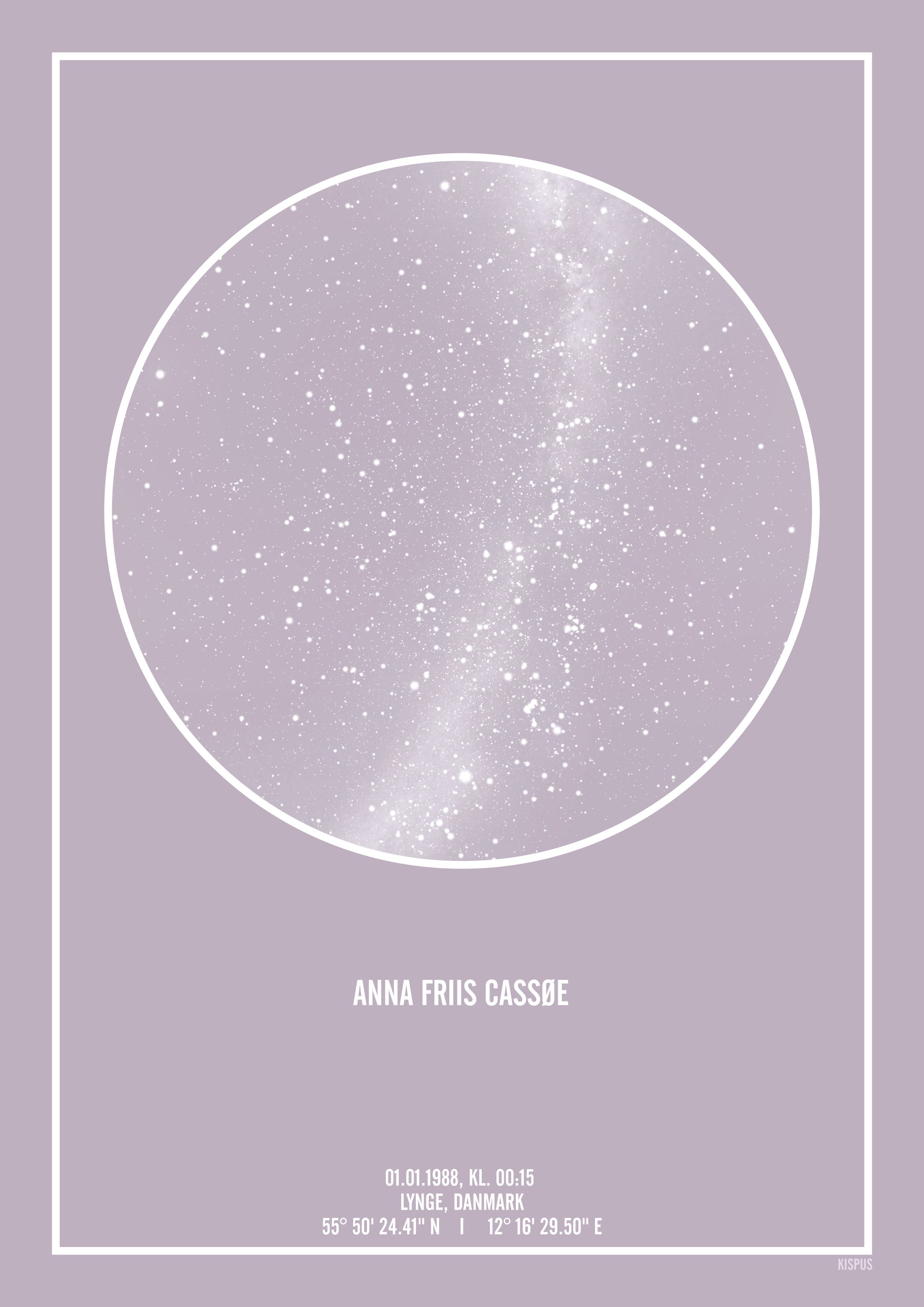 Se PERSONLIG STJERNEHIMMEL PLAKAT (LYSELILLA) - 50x70 / Hvid tekst og lyselilla stjernehimmel / Stjernehimmel med mælkevej hos KISPUS