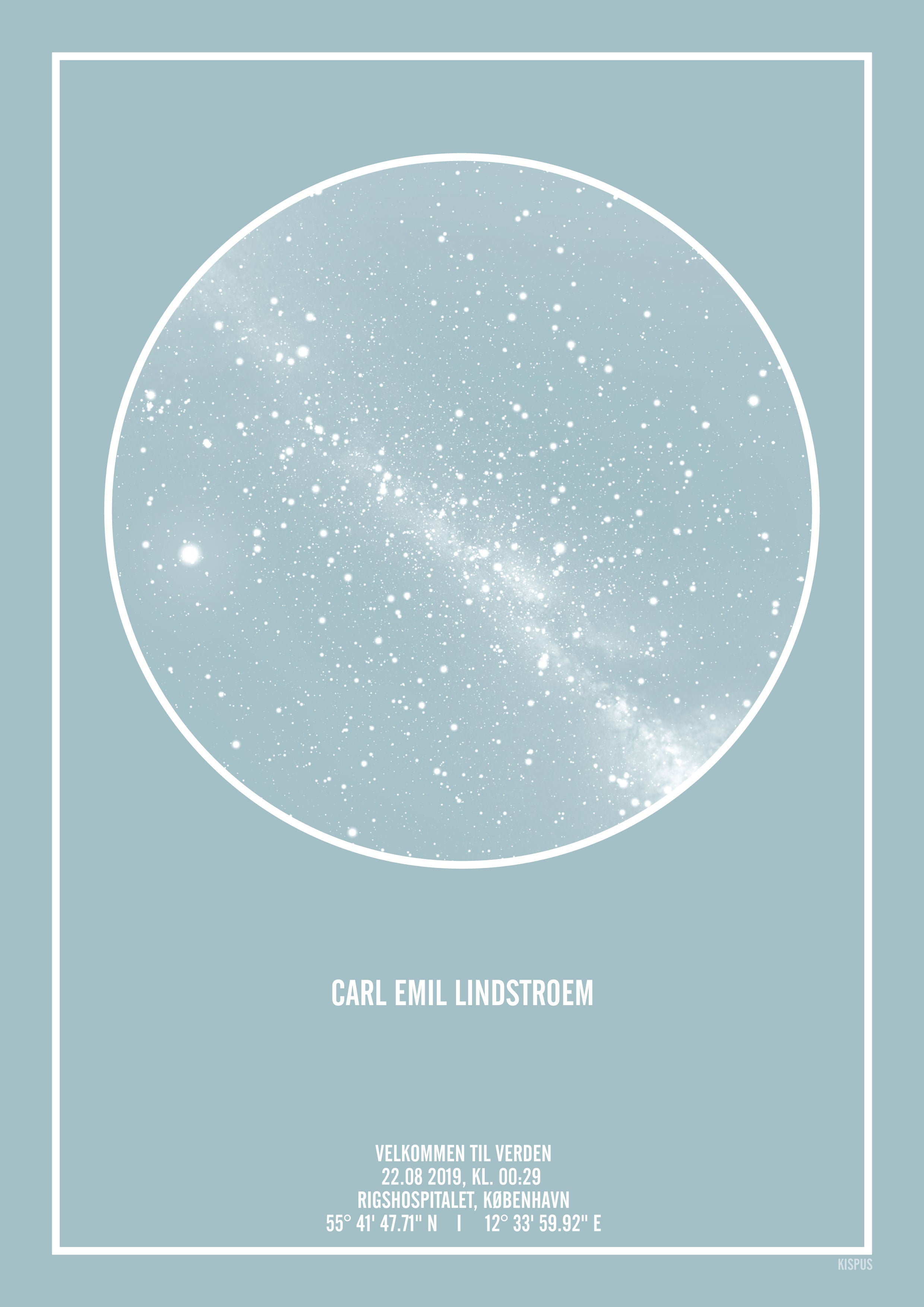 Billede af PERSONLIG STJERNEHIMMEL PLAKAT (LYSEBLÅ) - A4 / Hvid tekst med lyseblå stjernehimmel / Stjernehimmel med Mælkevej