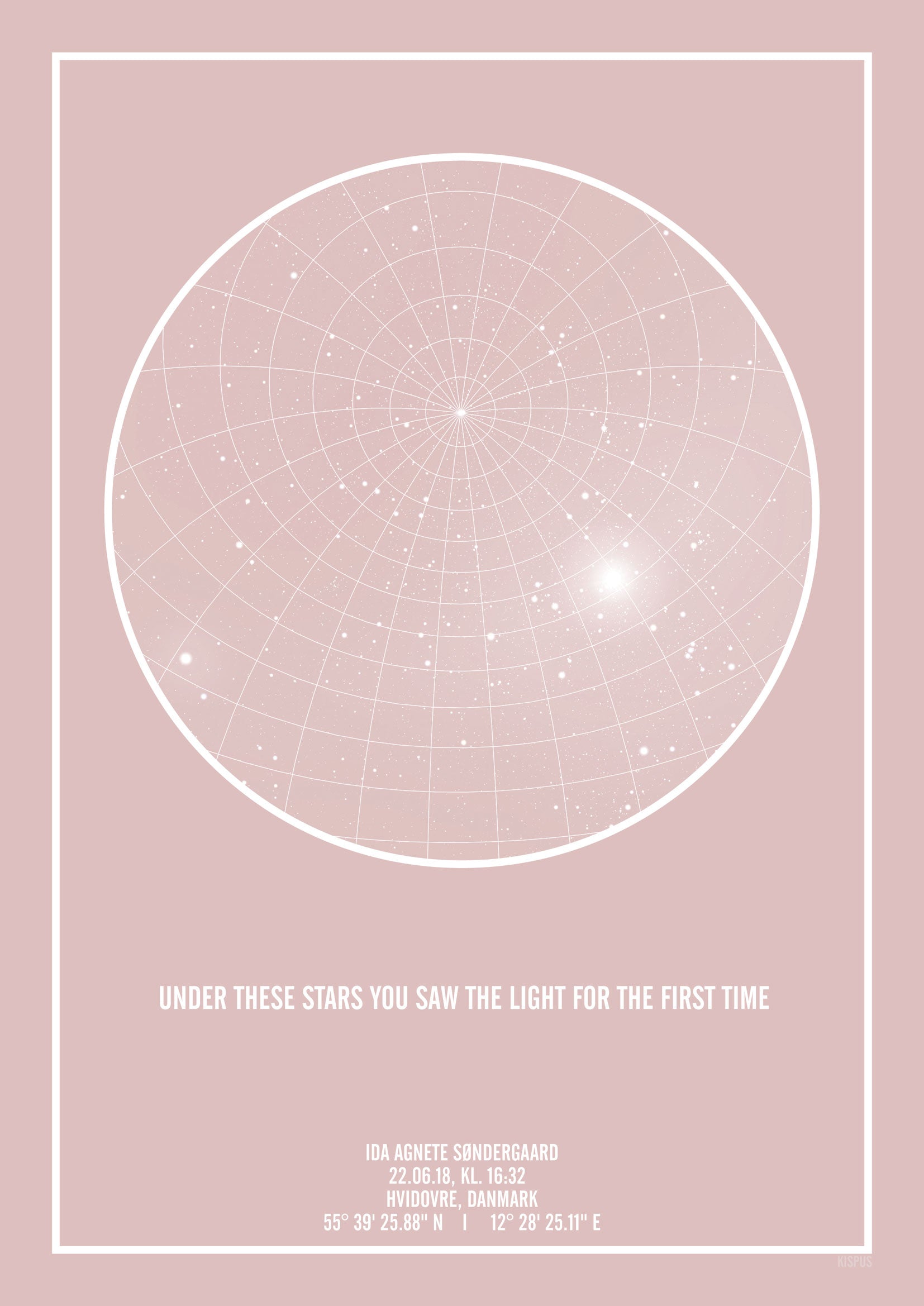Se PERSONLIG STJERNEHIMMEL PLAKAT (LYSERØD) - A4 / Hvid tekst og lyserød stjernehimmel / Stjernehimmel med gitter hos KISPUS