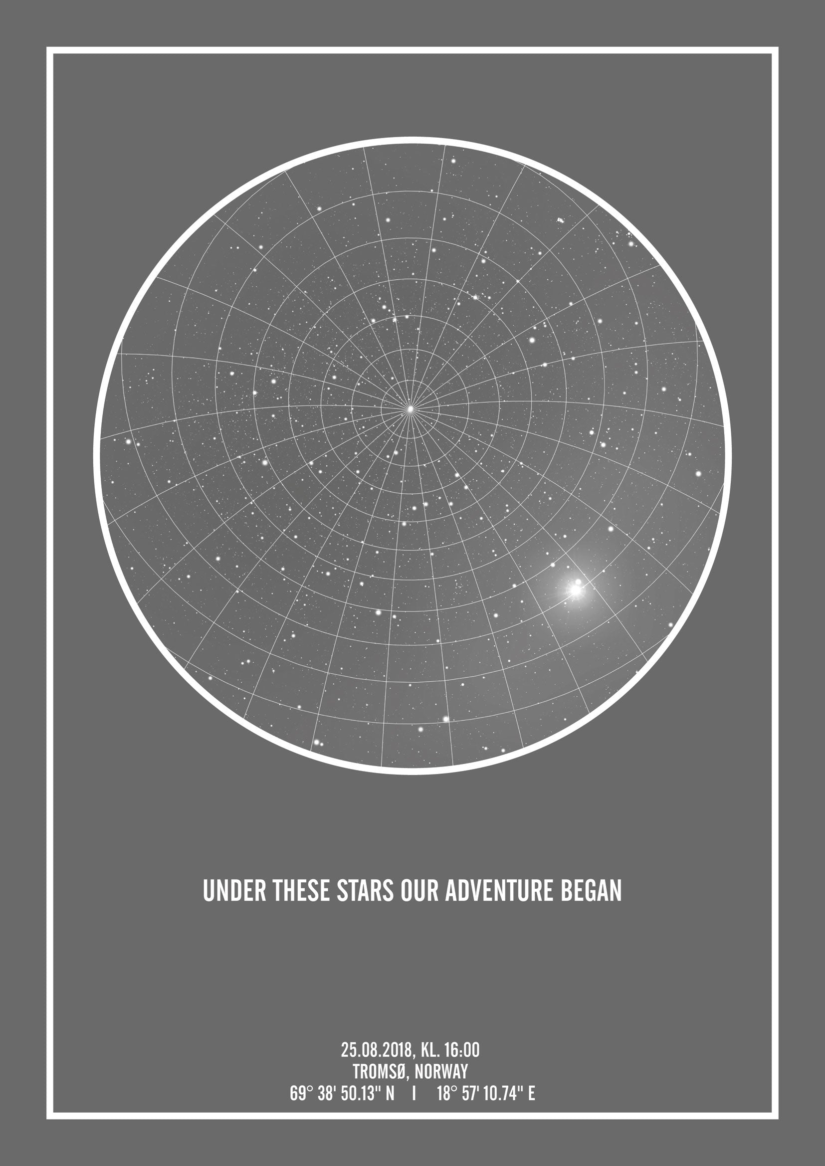 Se PERSONLIG STJERNEHIMMEL PLAKAT (MØRKEGRÅ) - A4 / Hvid tekst + grå stjernehimmel / Stjernehimmel med Gitter hos KISPUS