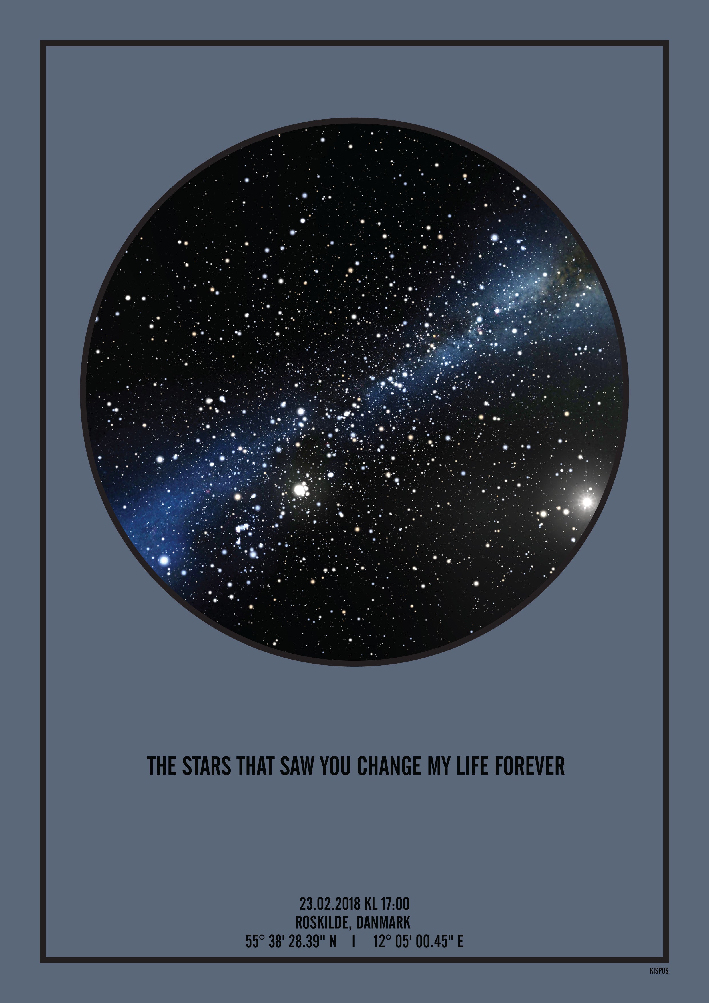 Se PERSONLIG STJERNEHIMMEL PLAKAT (BLÅGRÅ) - 50x70 / Sort tekst og sort stjernehimmel / Stjernehimmel med Mælkevej hos KISPUS