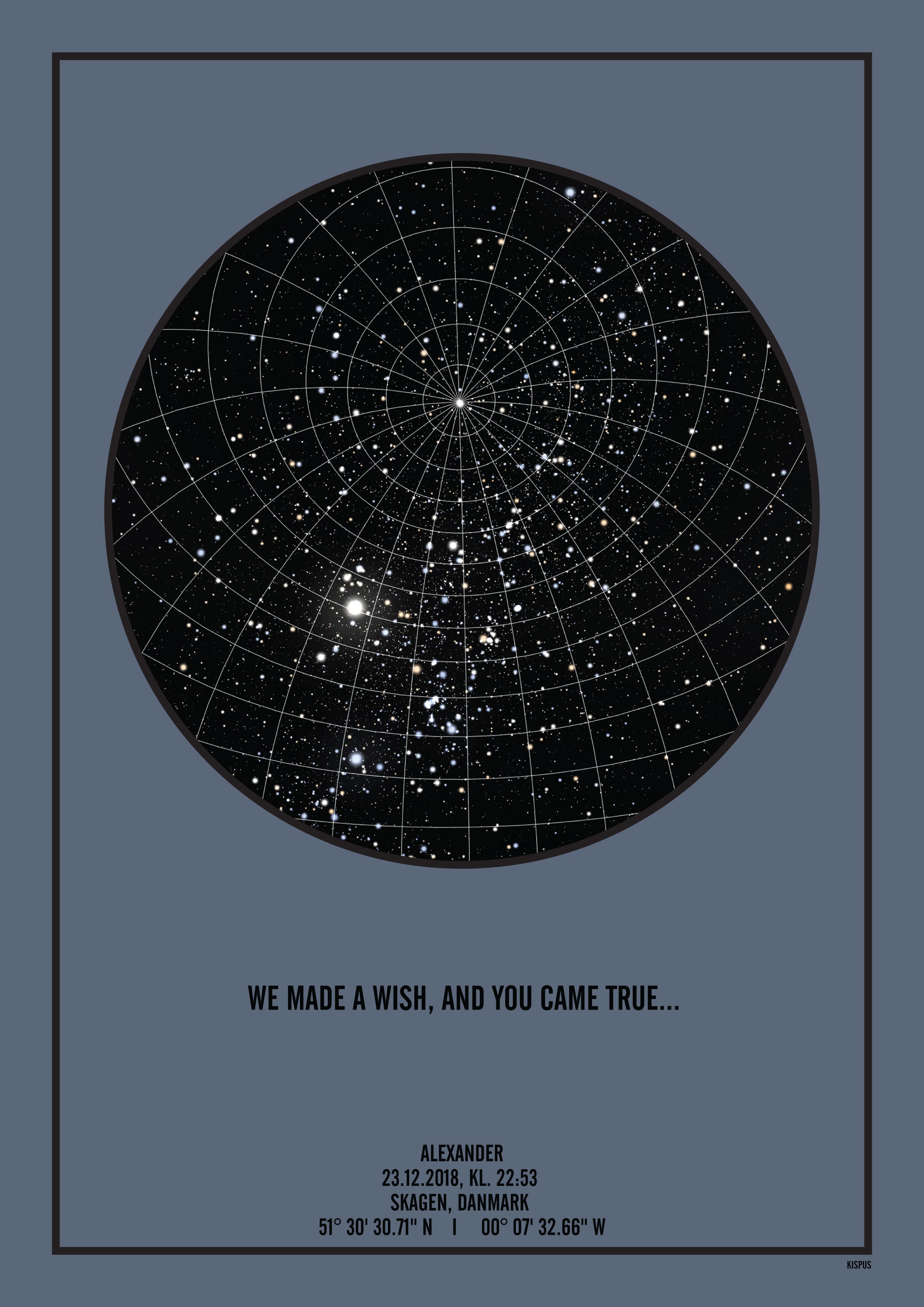 Se PERSONLIG STJERNEHIMMEL PLAKAT (BLÅGRÅ) - 50x70 / Sort tekst og sort stjernehimmel / Stjernehimmel med Gitter hos KISPUS