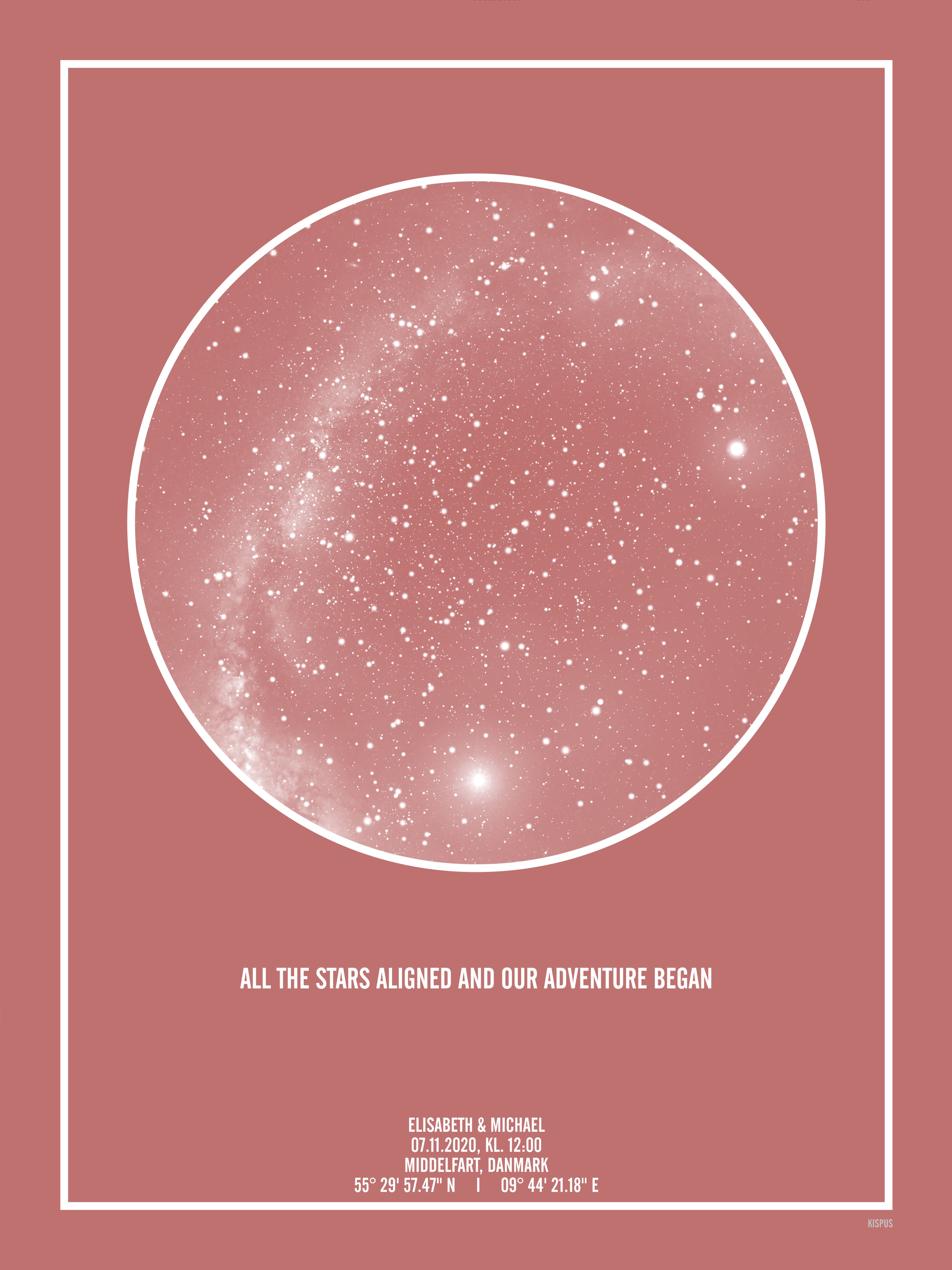 Se PERSONLIG STJERNEHIMMEL PLAKAT (BLUSH) - 50x70 / Hvid tekst + blush-farvet stjernehimmel / Stjernehimmel med mælkevej hos KISPUS