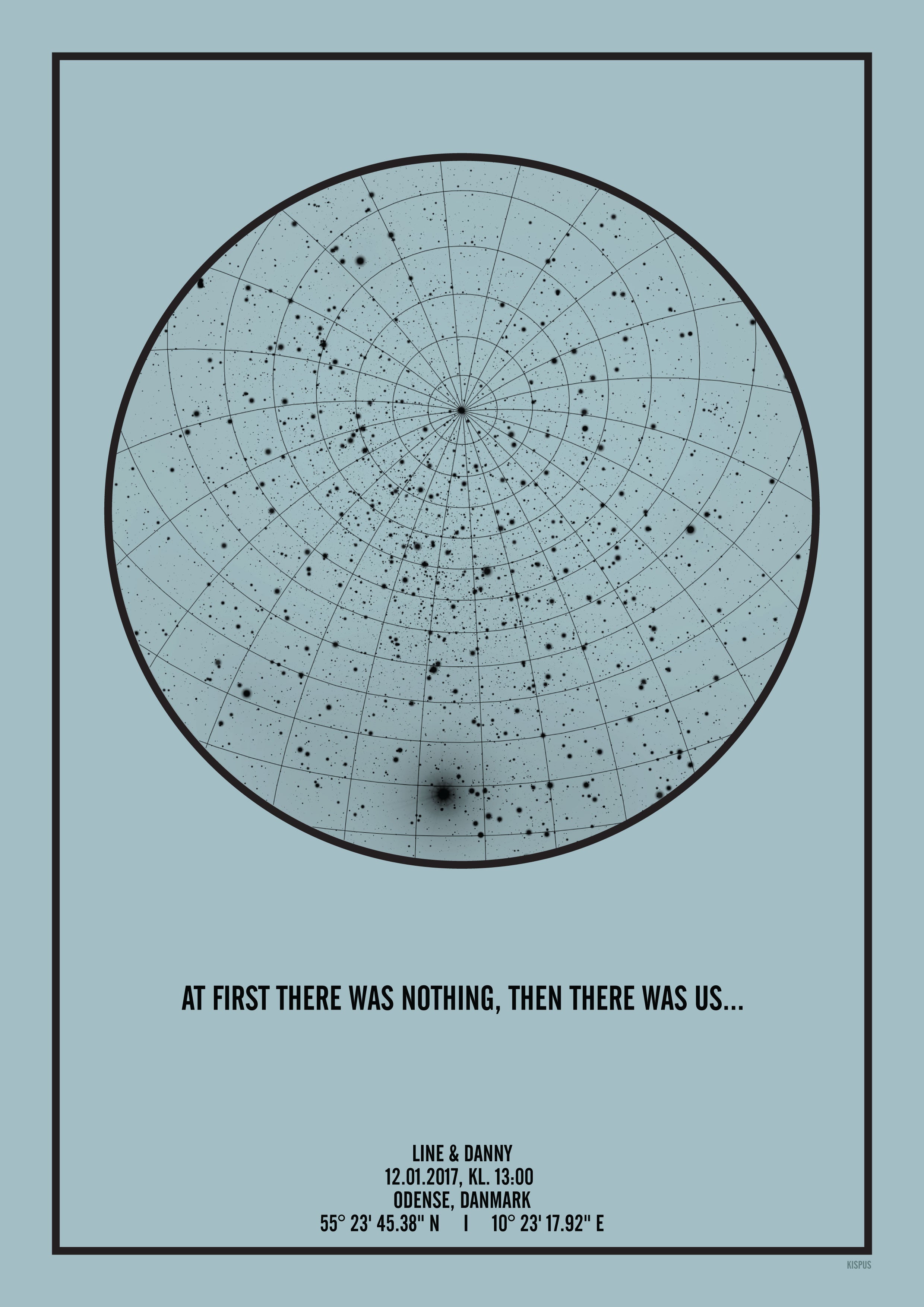 Billede af PERSONLIG STJERNEHIMMEL PLAKAT (LYSEBLÅ) - A4 / Sort tekst med lyseblå stjernehimmel / Stjernehimmel med Gitter