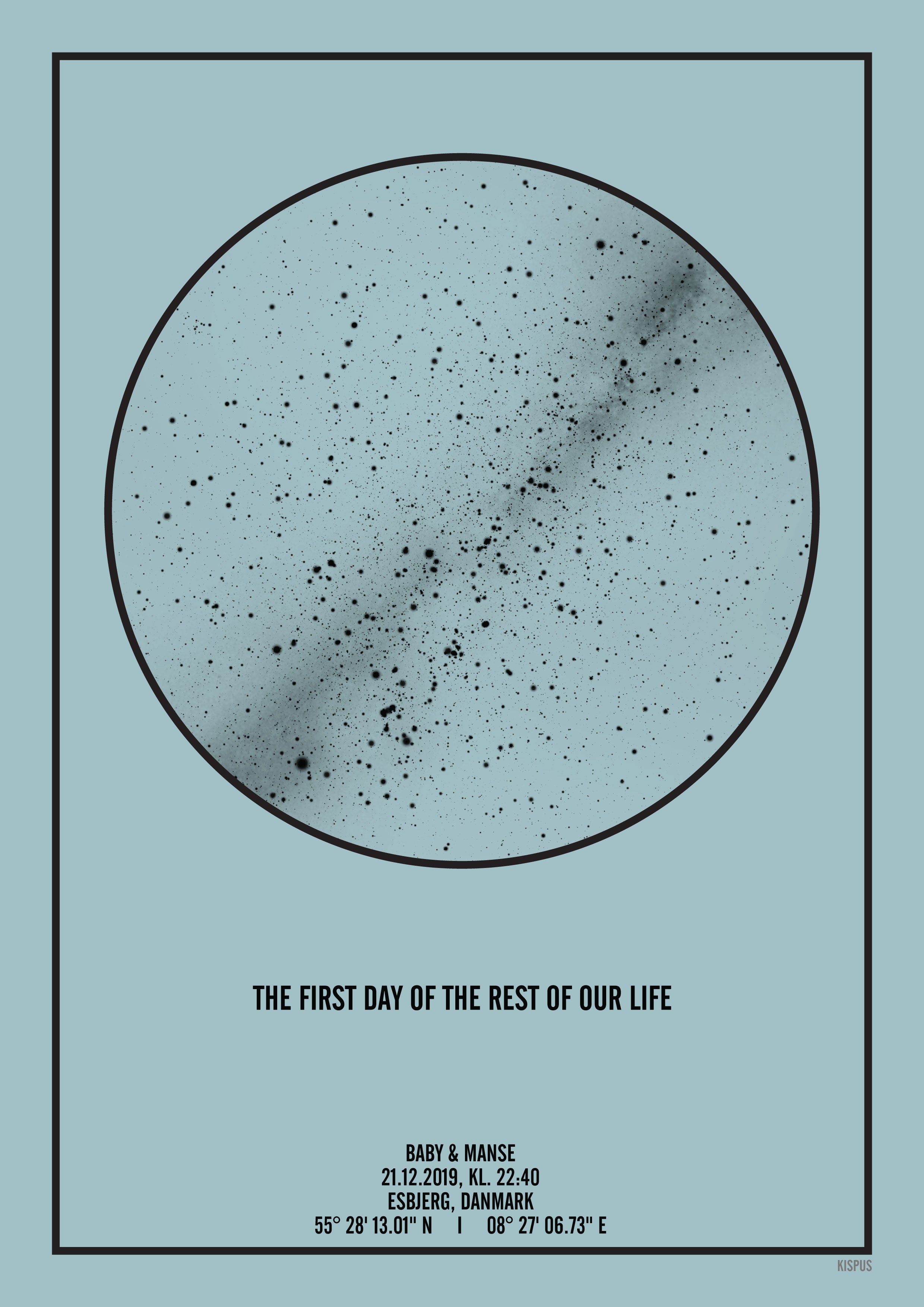 Billede af PERSONLIG STJERNEHIMMEL PLAKAT (LYSEBLÅ) - A4 / Sort tekst med lyseblå stjernehimmel / Stjernehimmel med Mælkevej