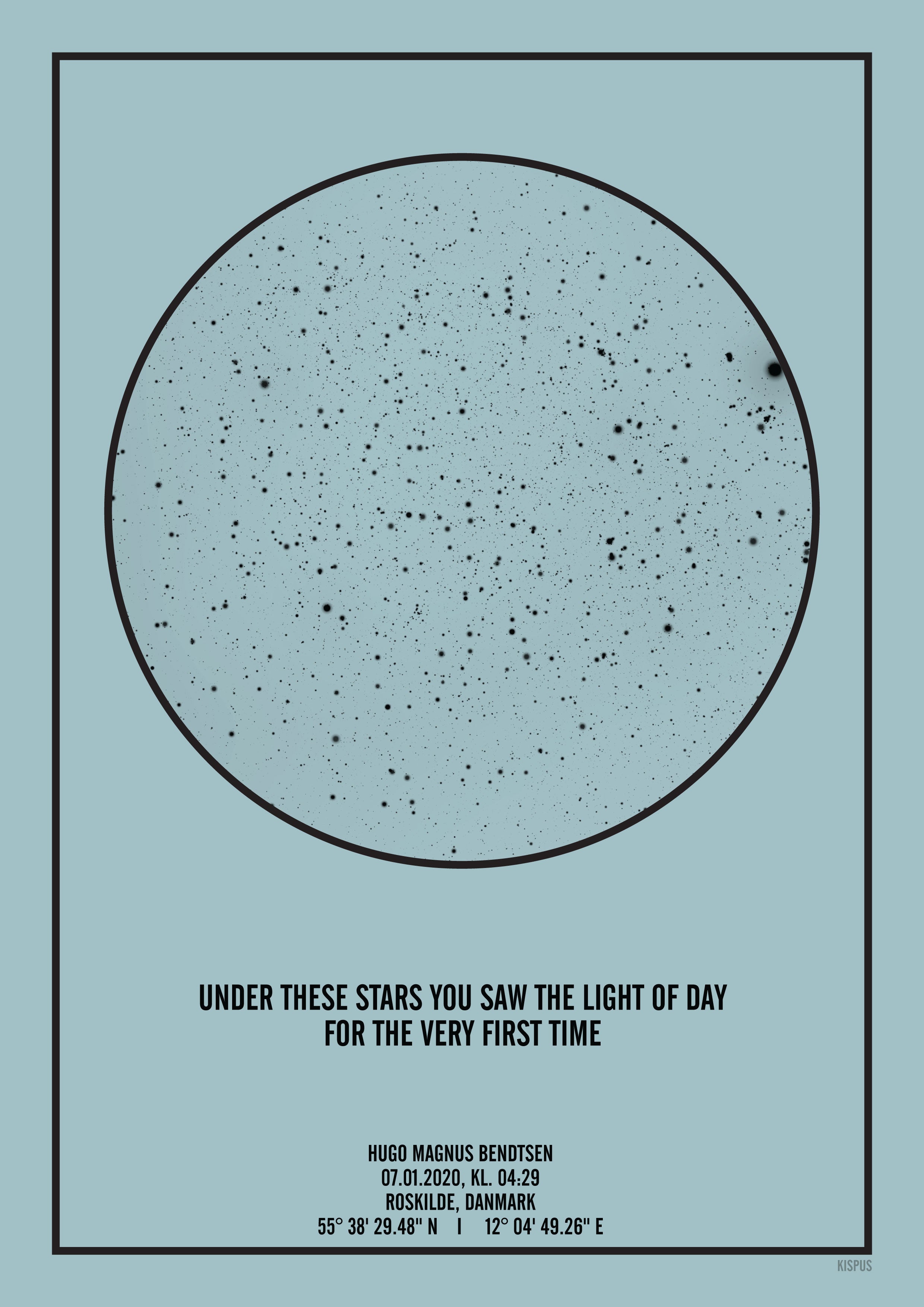 Billede af PERSONLIG STJERNEHIMMEL PLAKAT (LYSEBLÅ) - A4 / Sort tekst med lyseblå stjernehimmel / Klar stjernehimmel
