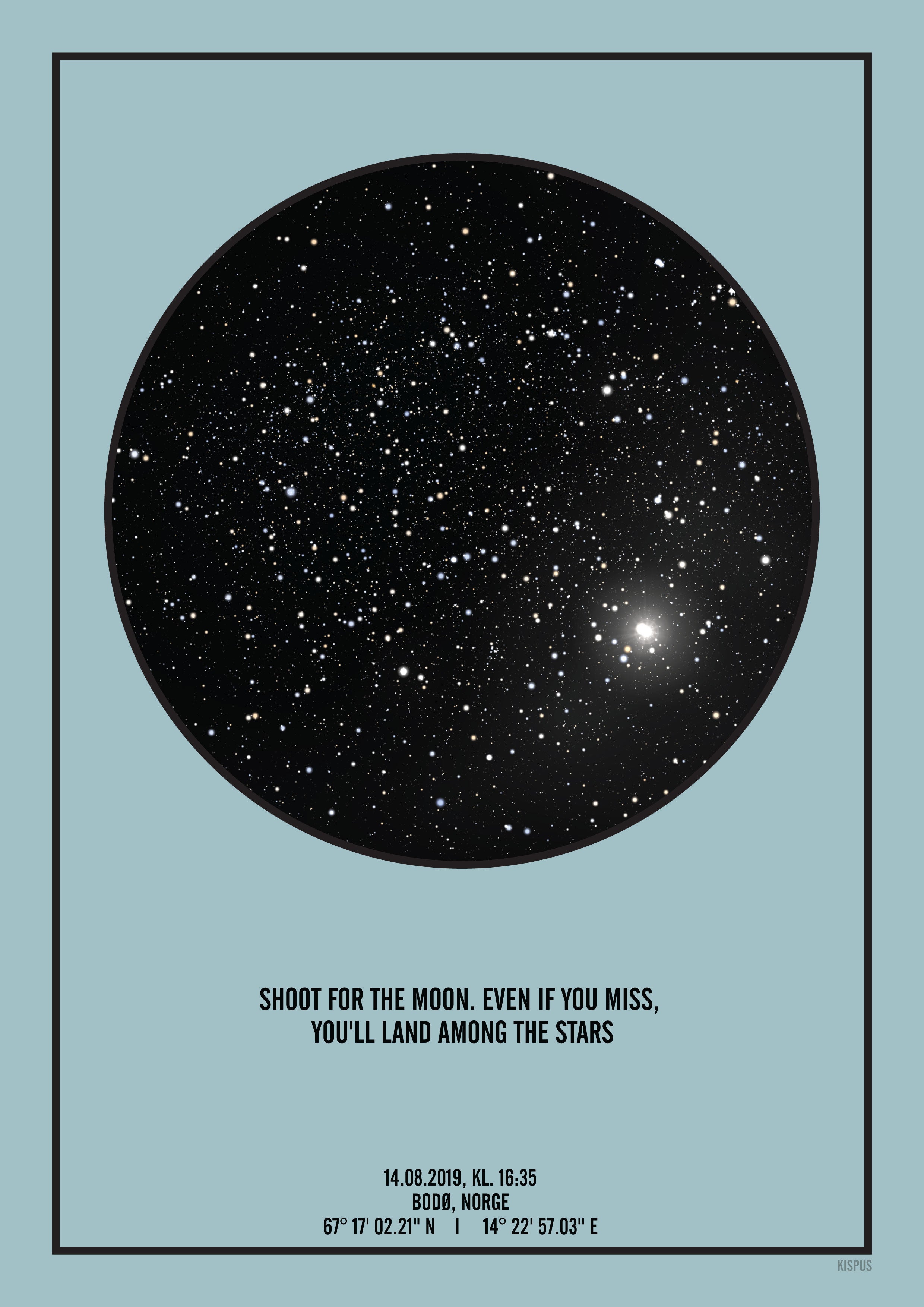 Se PERSONLIG STJERNEHIMMEL PLAKAT (LYSEBLÅ) - A4 / Sort tekst og sort stjernehimmel / Klar stjernehimmel hos KISPUS