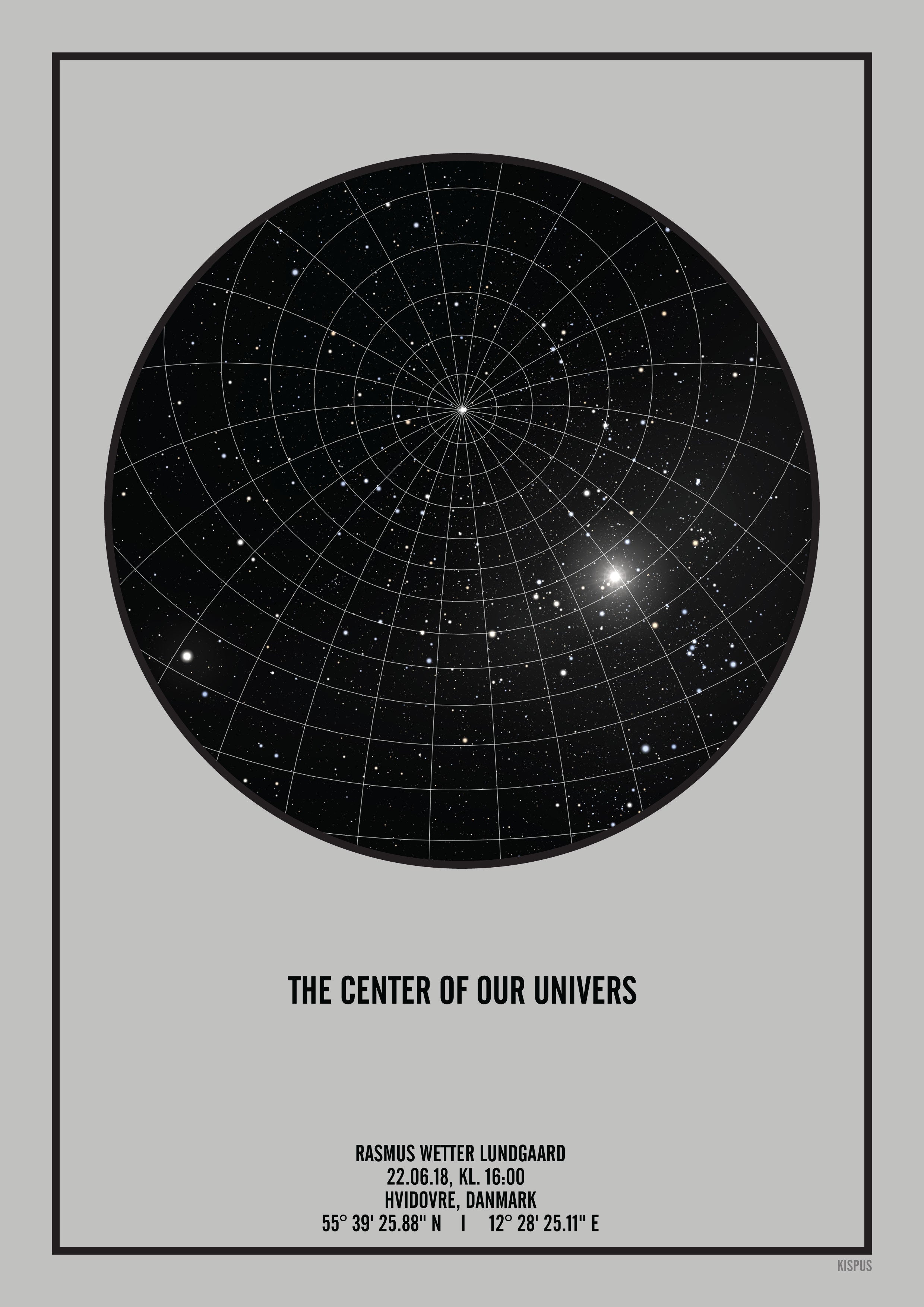 Se PERSONLIG STJERNEHIMMEL PLAKAT (LYSEGRÅ) - 50x70 / Sort tekst + sort stjernehimmel / Stjernehimmel med Gitter hos KISPUS