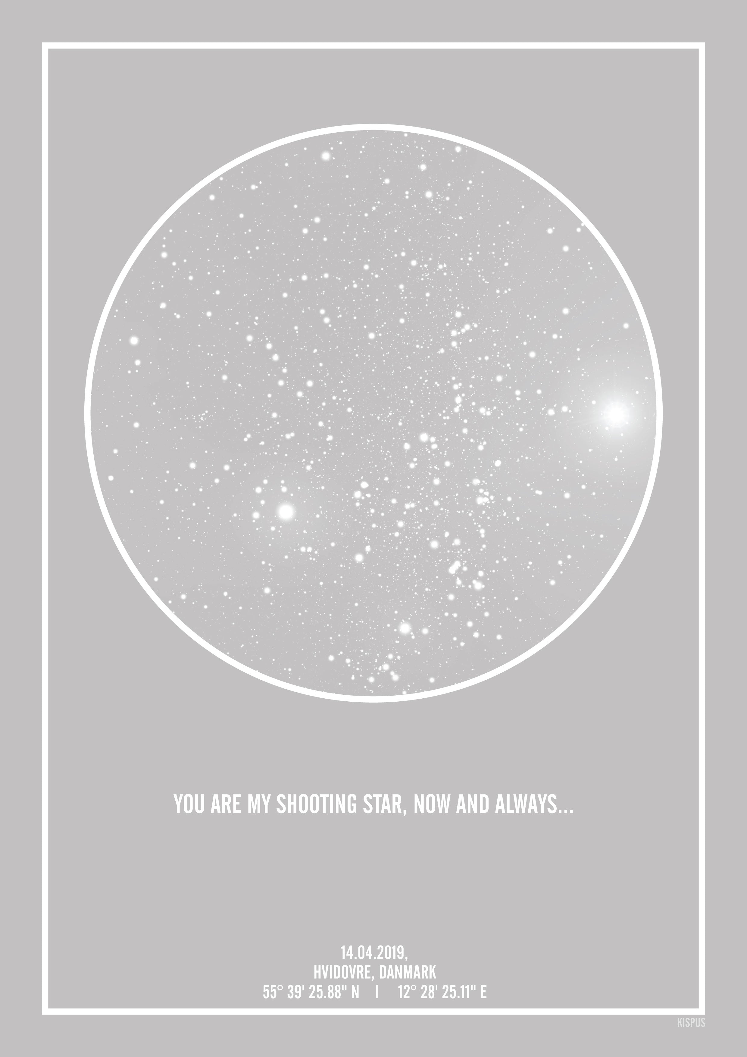 Se PERSONLIG STJERNEHIMMEL PLAKAT (LYSEGRÅ) - A4 / Hvid tekst + grå stjernehimmel / Klar stjernehimmel hos KISPUS