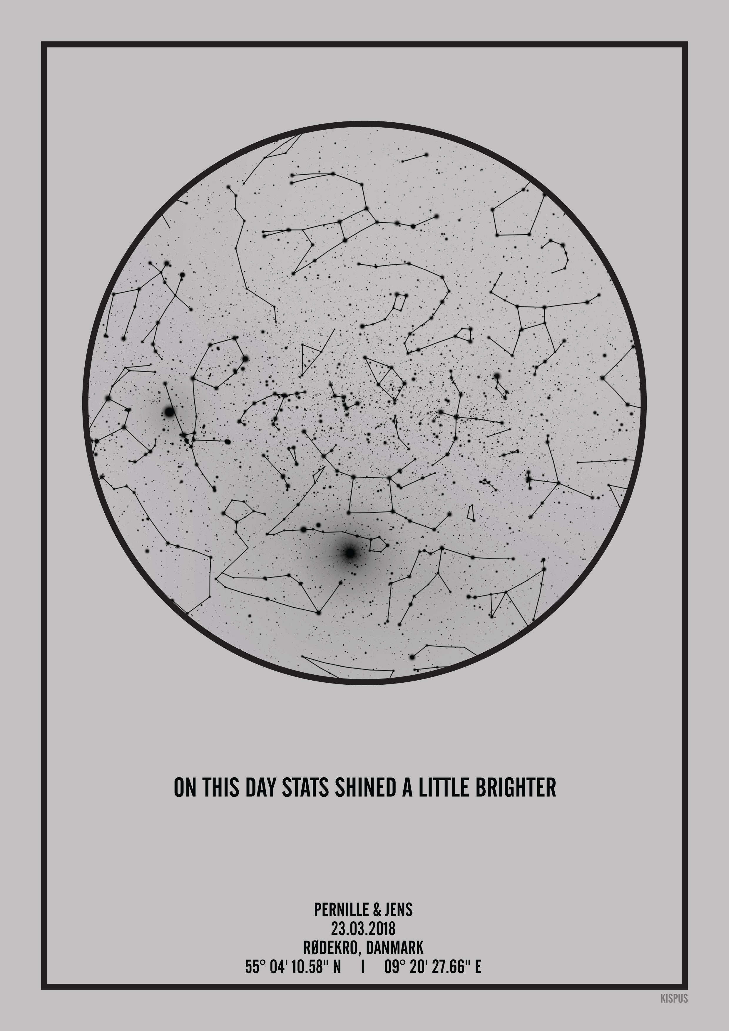 Se PERSONLIG STJERNEHIMMEL PLAKAT (LYSEGRÅ) - A4 / Sort tekst + grå stjernehimmel / Stjernehimmel med Stjernebilleder hos KISPUS