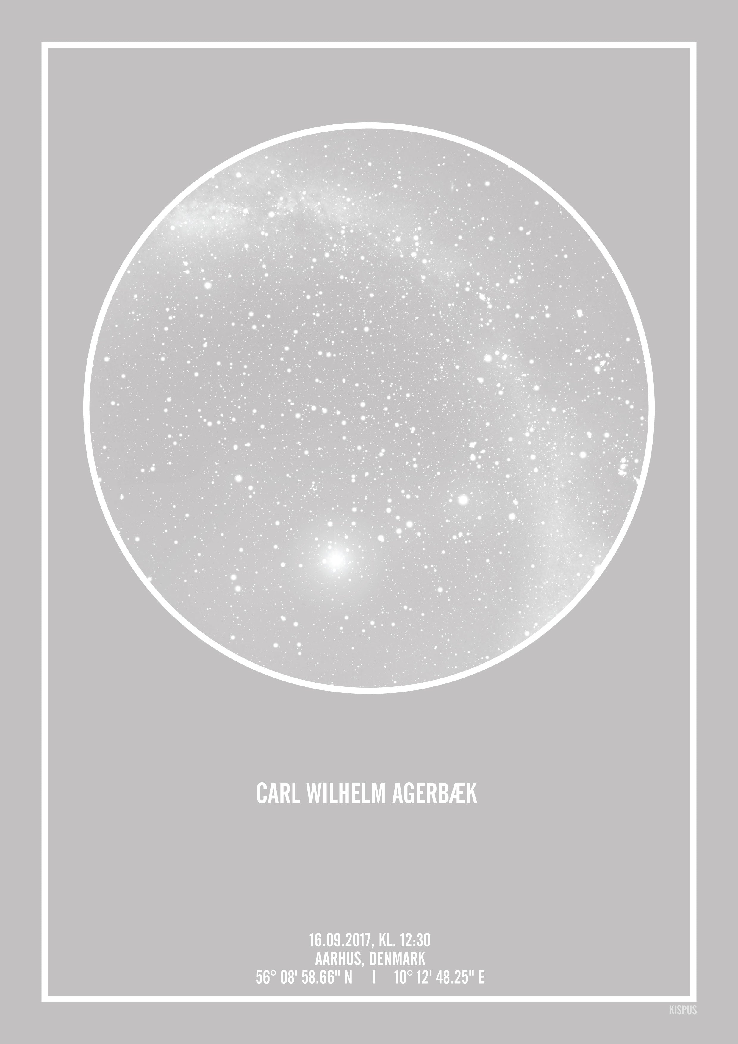 Se PERSONLIG STJERNEHIMMEL PLAKAT (LYSEGRÅ) - A4 / Hvid tekst + grå stjernehimmel / Stjernehimmel med Mælkevej hos KISPUS