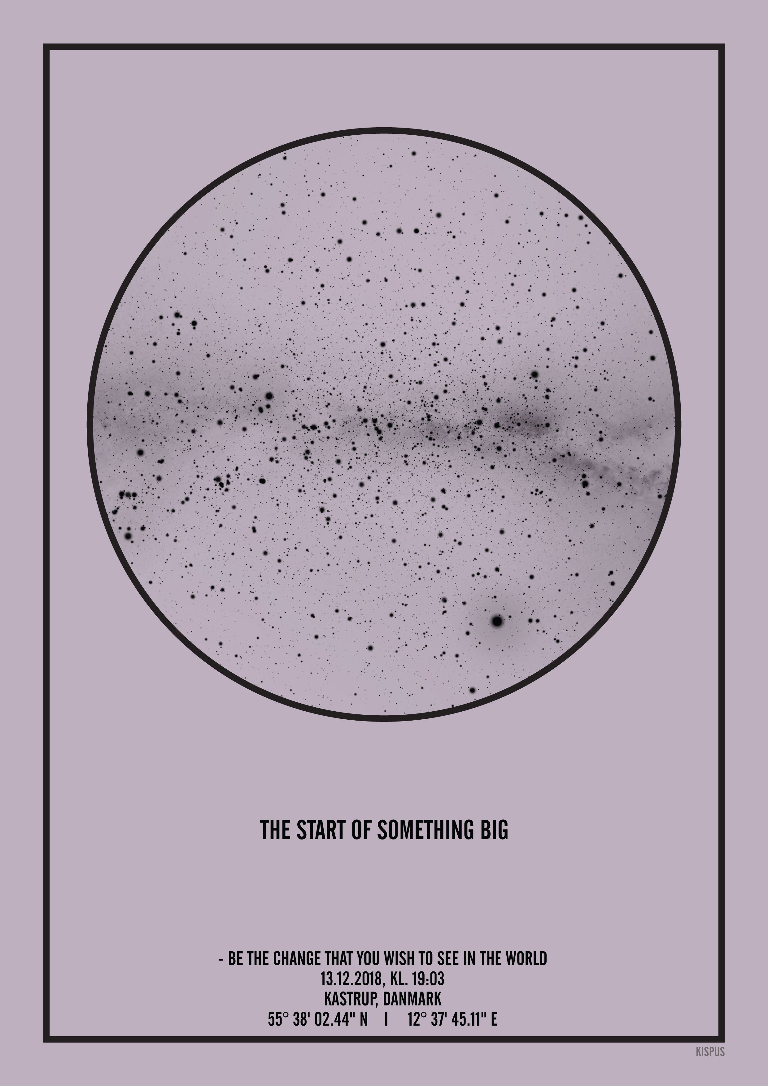 Se PERSONLIG STJERNEHIMMEL PLAKAT (LYSELILLA) - 50x70 / Sort tekst og lyselilla stjernehimmel / Stjernehimmel med mælkevej hos KISPUS