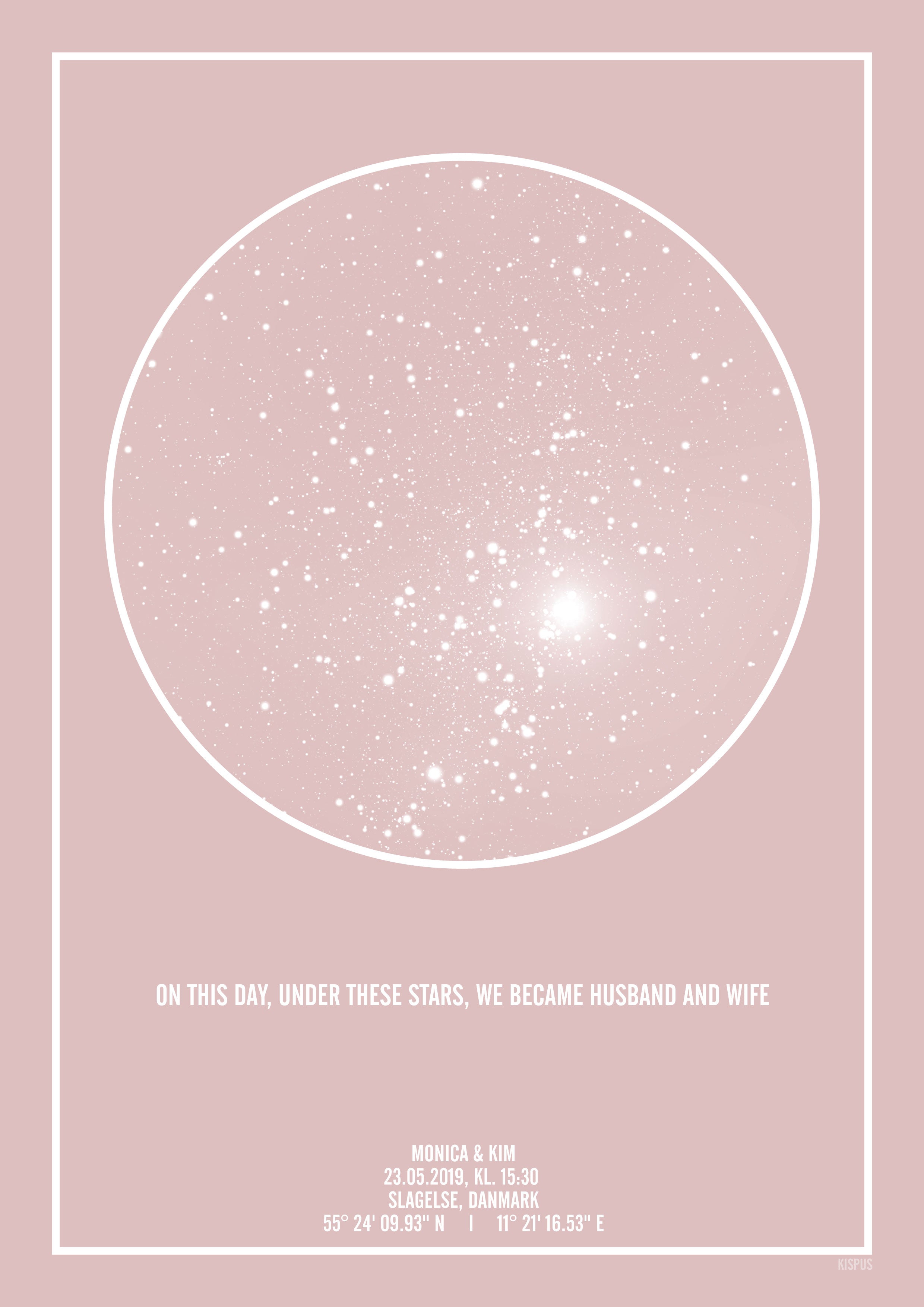Se PERSONLIG STJERNEHIMMEL PLAKAT (LYSERØD) - 30x40 / Hvid tekst og lyserød stjernehimmel / Klar stjernehimmel hos KISPUS