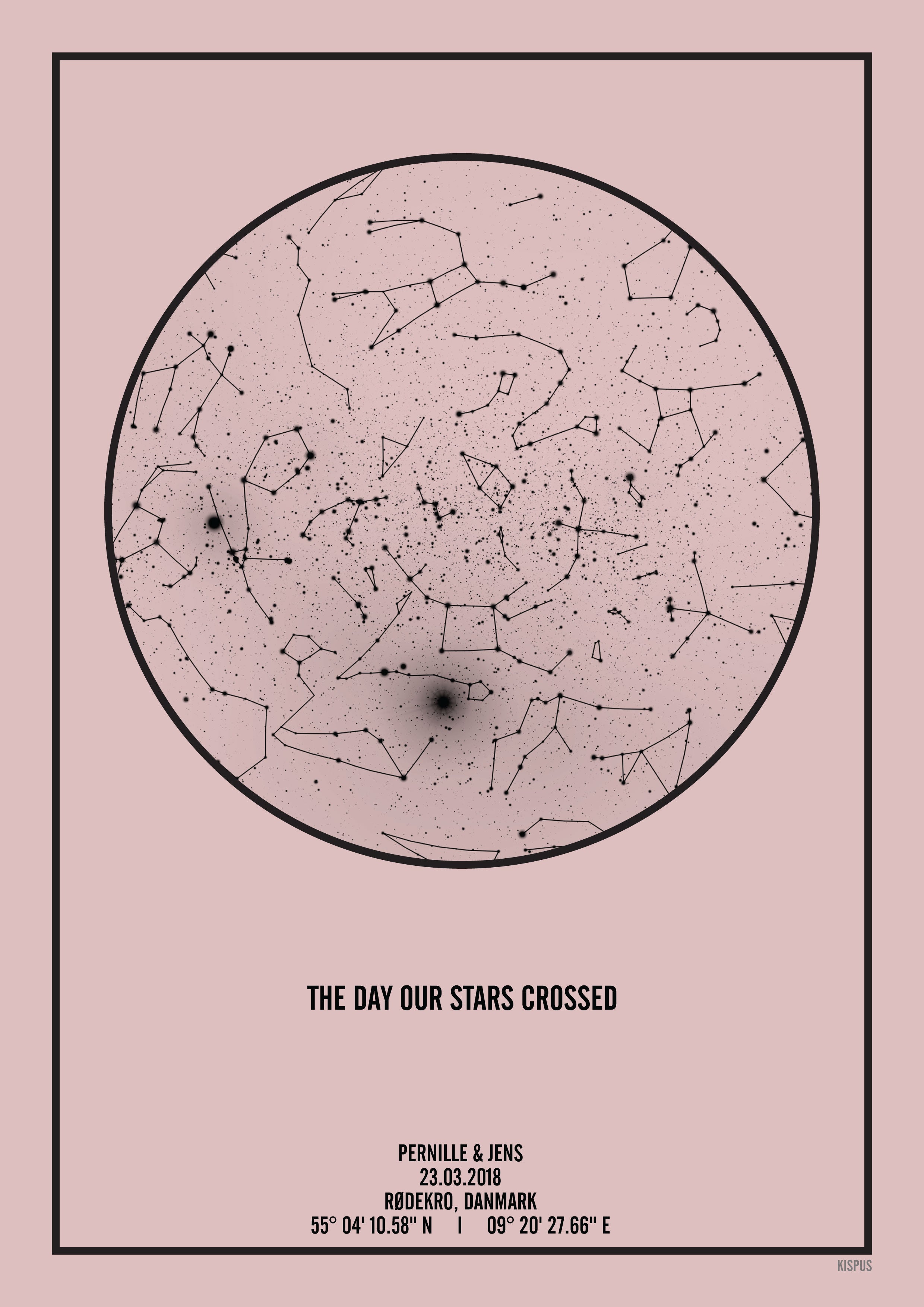 Se PERSONLIG STJERNEHIMMEL PLAKAT (LYSERØD) - 50x70 / Sort tekst og lyserød stjernehimmel / Stjernehimmel med stjernebilleder hos KISPUS