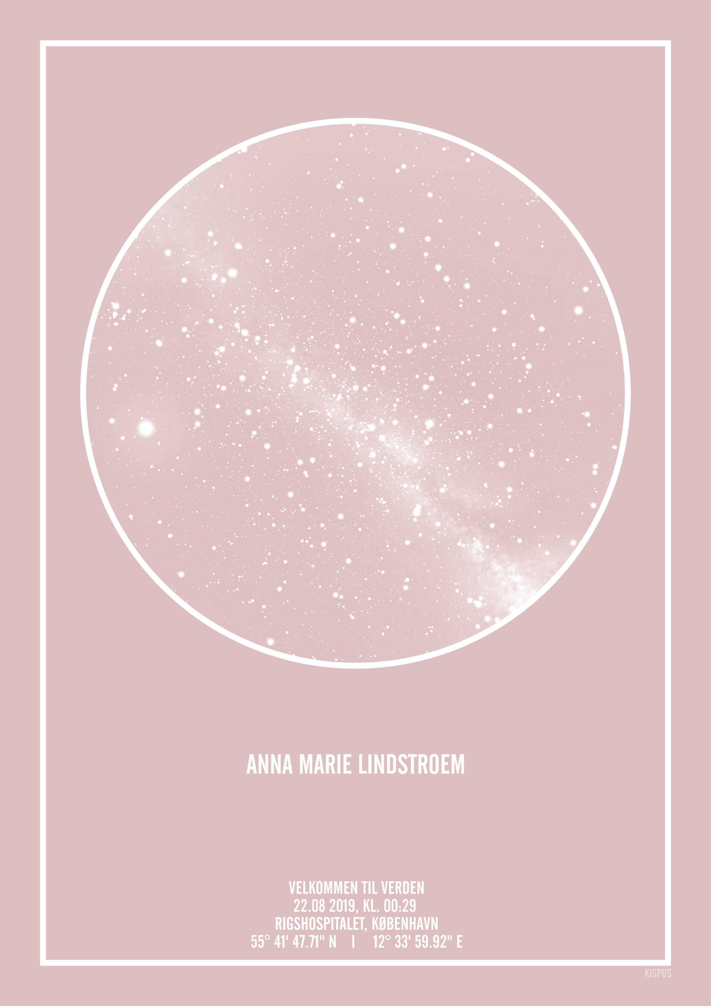 Se PERSONLIG STJERNEHIMMEL PLAKAT (LYSERØD) - A4 / Hvid tekst og lyserød stjernehimmel / Stjernehimmel med mælkevej hos KISPUS
