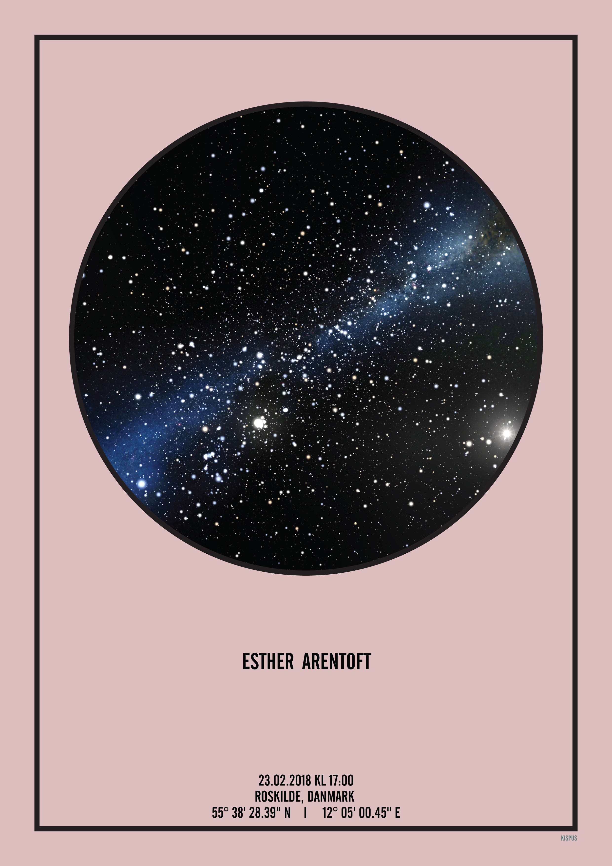 Se PERSONLIG STJERNEHIMMEL PLAKAT (LYSERØD) - 30x40 / Sort tekst og sort stjernehimmel / Stjernehimmel med mælkevej hos KISPUS