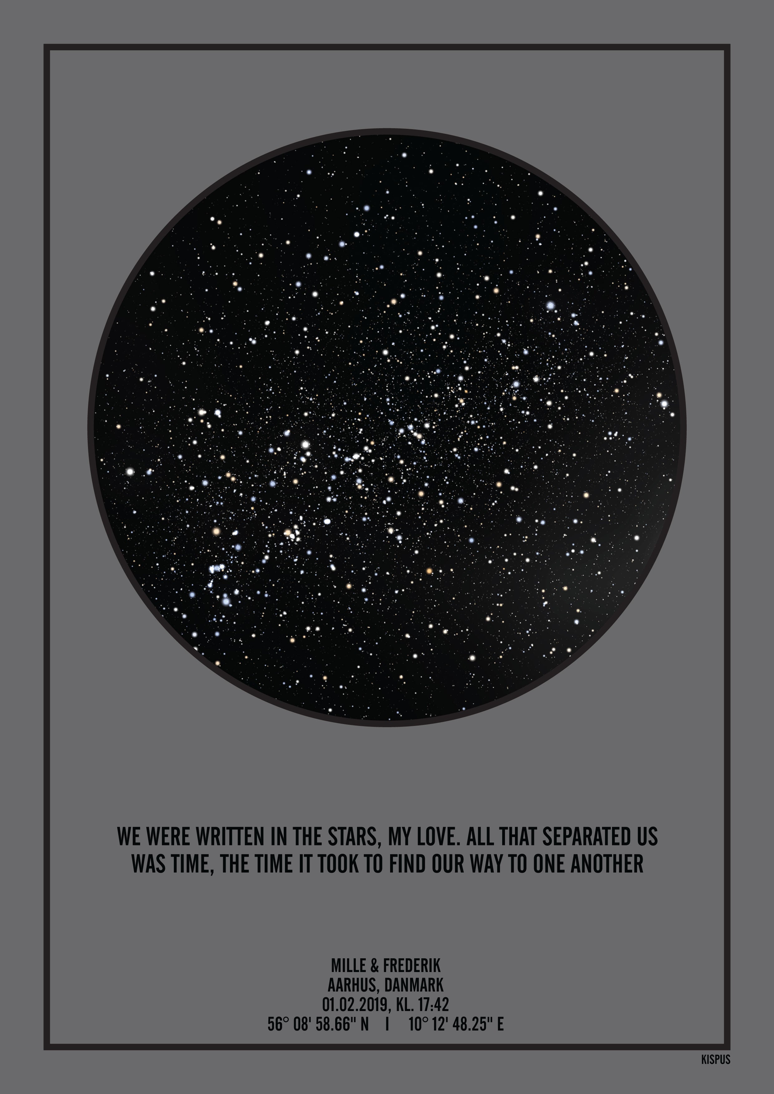 Se PERSONLIG STJERNEHIMMEL PLAKAT (MØRKEGRÅ) - 50x70 / Sort tekst + sort stjernehimmel / Klar stjernehimmel hos KISPUS