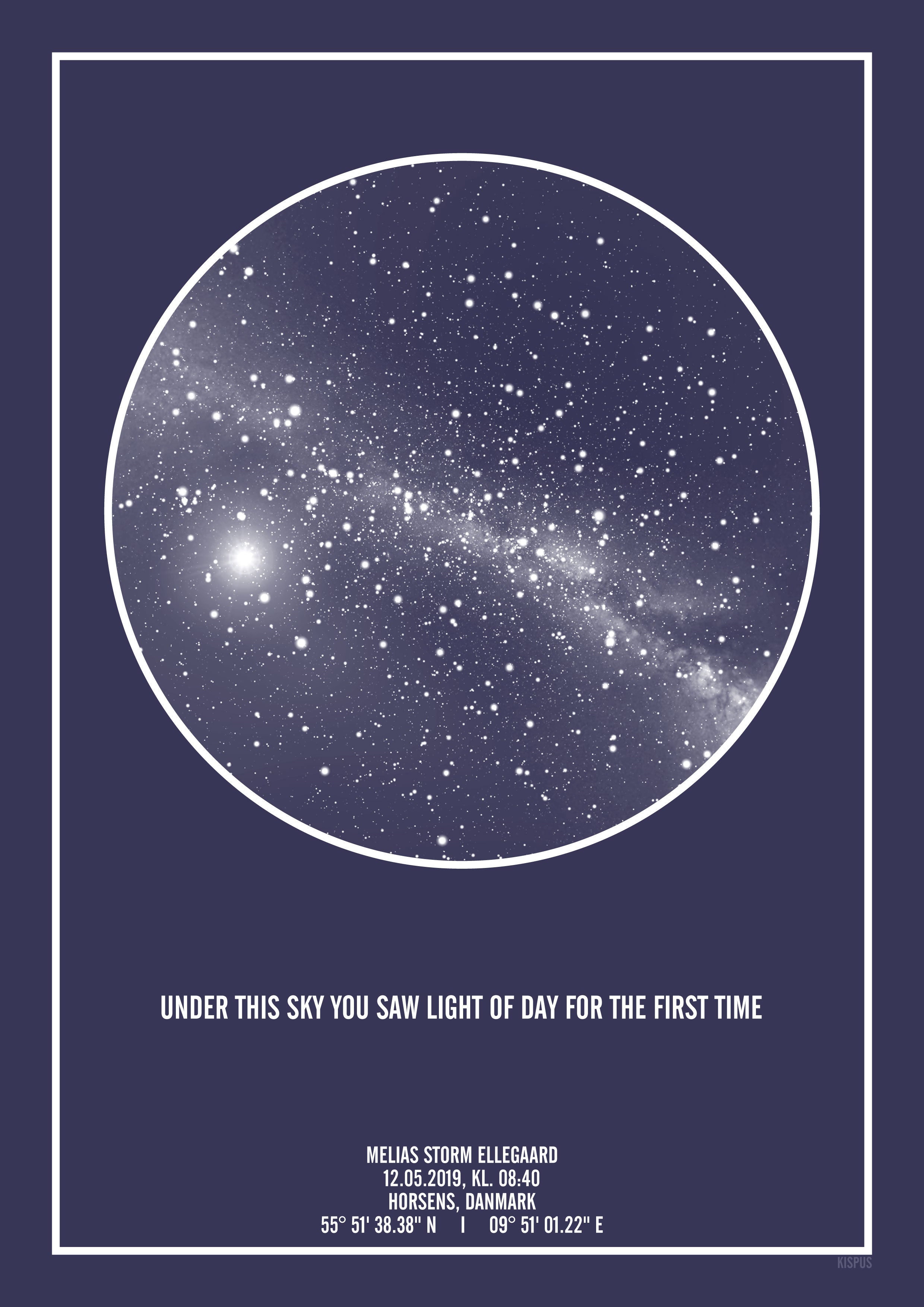 Se PERSONLIG STJERNEHIMMEL PLAKAT (MØRKEBLÅ) - 50x70 / Mørkeblå stjernehimmel / Stjernehimmel med mælkevej hos KISPUS