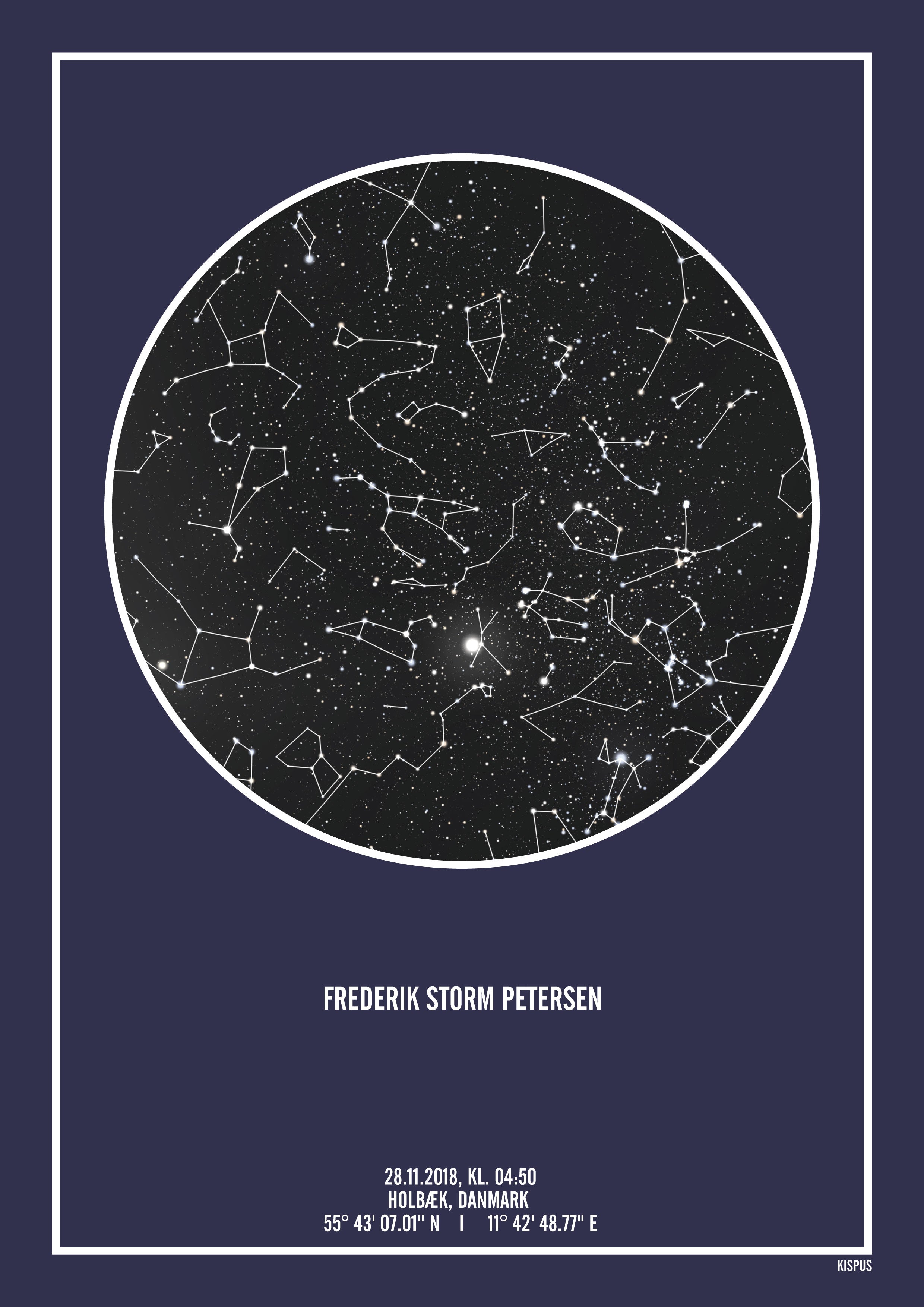Se PERSONLIG STJERNEHIMMEL PLAKAT (MØRKEBLÅ) - 50x70 / Sort stjernehimmel / Stjernehimmel med stjernebilleder hos KISPUS