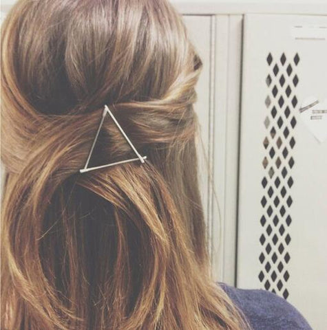 Voilà une très jolie barrette bien mystérieuse, en triangle, pour ajouter une touche ethnique à vos coiffures ! Pince, coiffure, chignon, bijou, accessoire, bijou, cheveux, lune, or, doré, hair, tresse, soin, boutique, henne, elastique, pic à cheveux