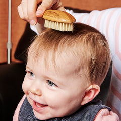 Parce que les tout-petits aussi ont droit au meilleur de la nature, soins naturels, enfant, bébé, cheveux, brosse, peigne, shampoing, après shampoing, bio, vegan, sure, boutique, accessoire, crème, capillaire, coiffer, bébé, savon, naturel, joya, pince,élastique, toilette, laver, peau, sèche, coiffure, mousse, douche