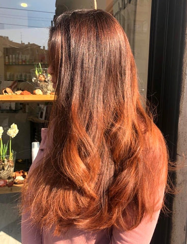 Le henné d'iran est un produit naturel incroyablement polyvalent et bénéfique pour les cheveux. Il peut être utilisé pour nourrir, renforcer et colorer les cheveux, et il est souvent utilisé comme alternative naturelle aux colorants capillaires chimiques. 