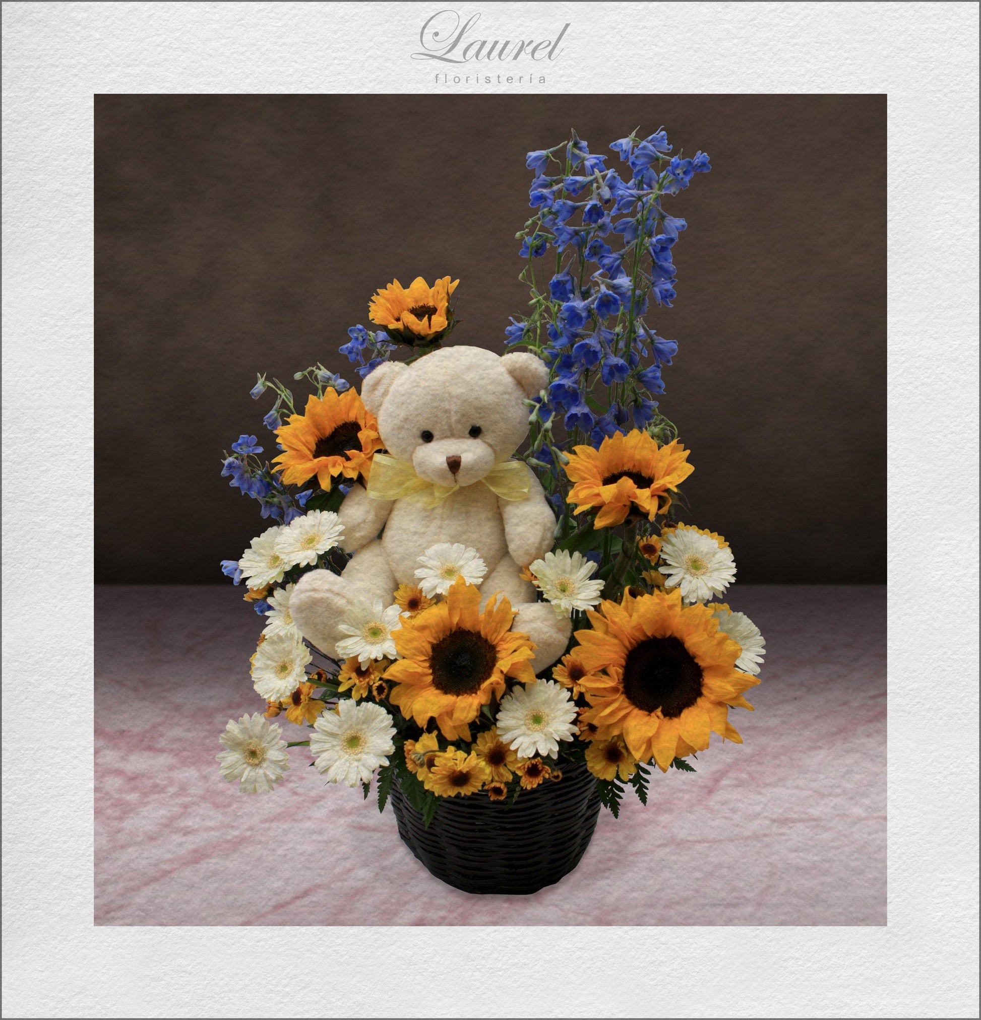 Exquisito arreglo floral con Girasoles y Oso de peluche | GENIAL – Laurel  Floristería