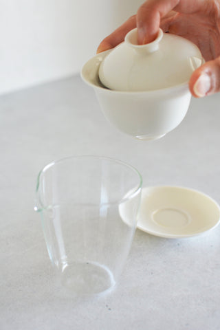 pick up the gaiwan without burning your fingers