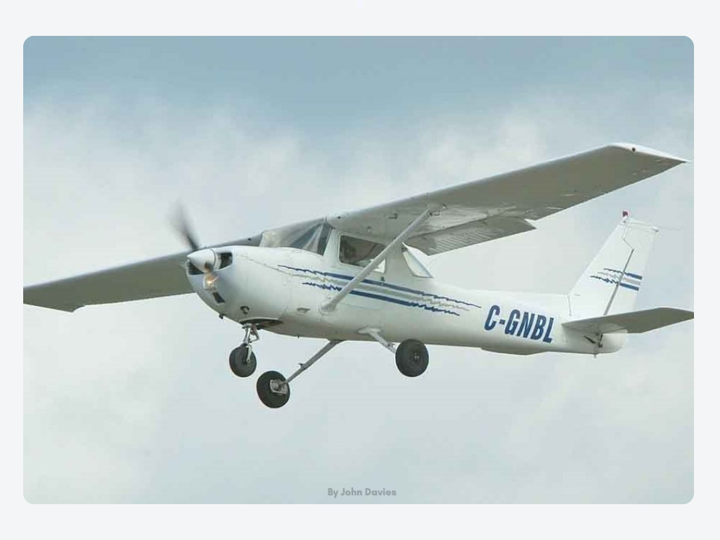Un Cessna 150 volando en el cielo Foto de John Davies