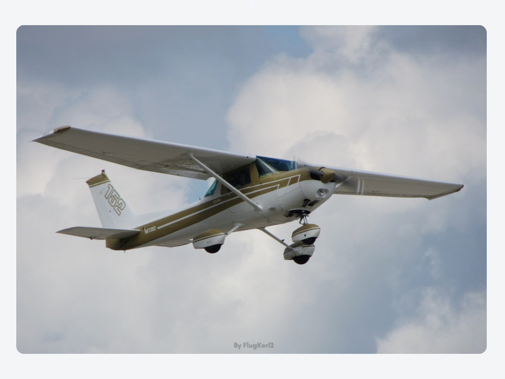 Un Cessna 152 volando en el cielo - Por FlugKerl2