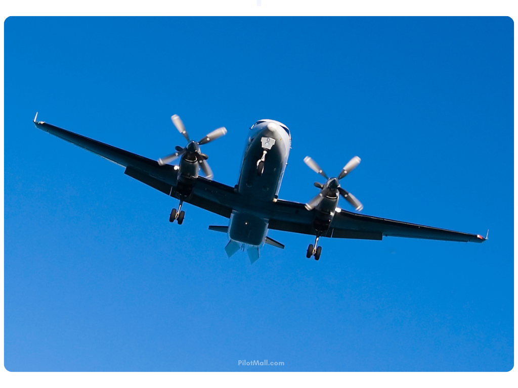 Un avión multimotor volando en el cielo.