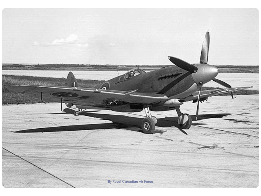 Un Supermarine Seafire de la Marina Real Canadiense por la Real Fuerza Aérea Canadiense