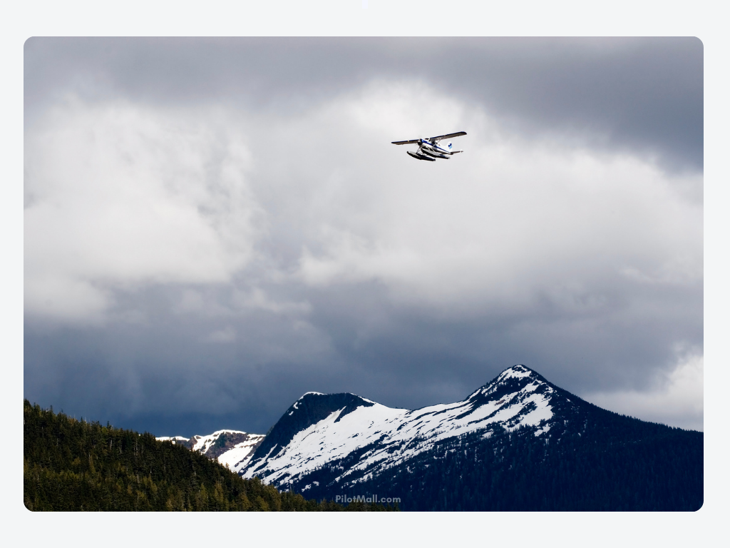 Un avión monomotor volando bajo con nubes cubiertas - Pilot Mall