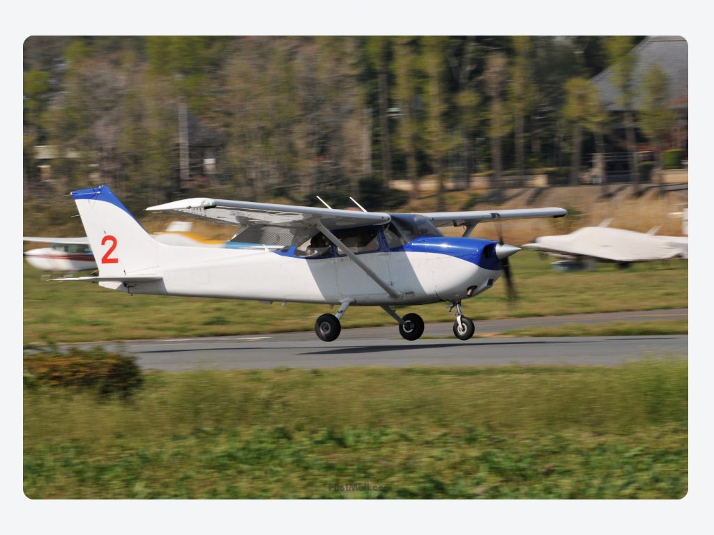 Un Cessna blanco y azul acercándose para aterrizar - Pilot Mall