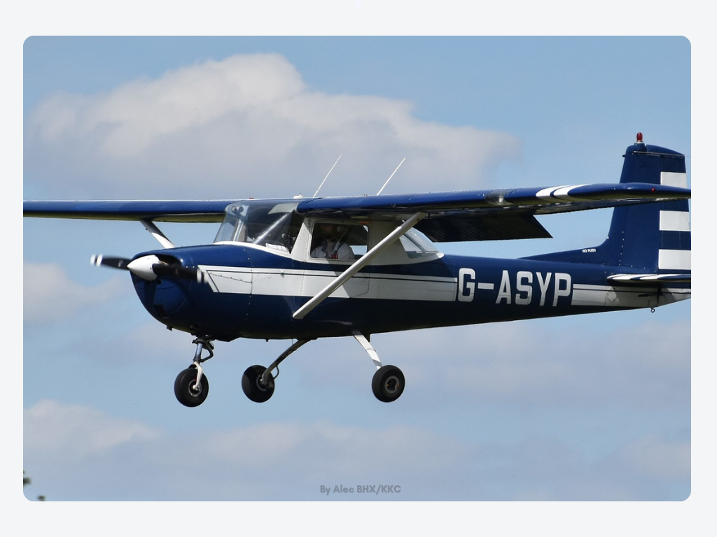 Un Cessna 150D volando en el cielo Por Alec BHX/KKC