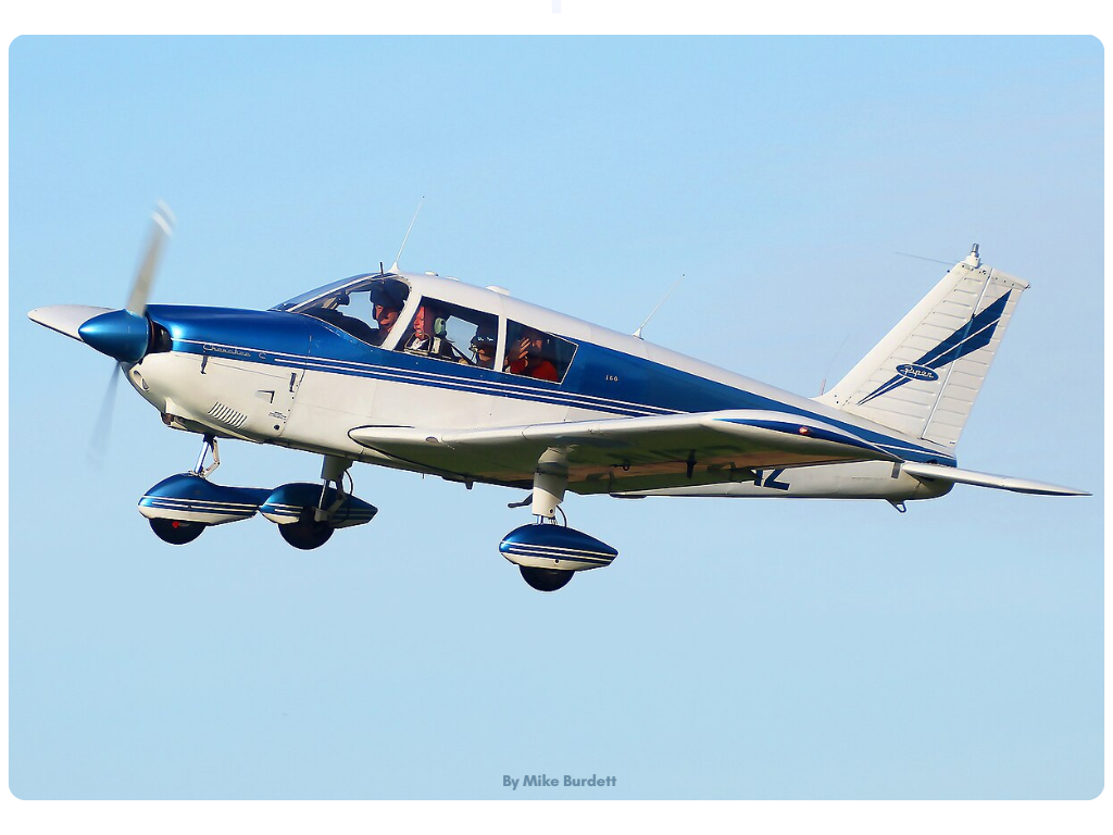 Un avión Piper Archer en el cielo - Foto de Mike Burdett