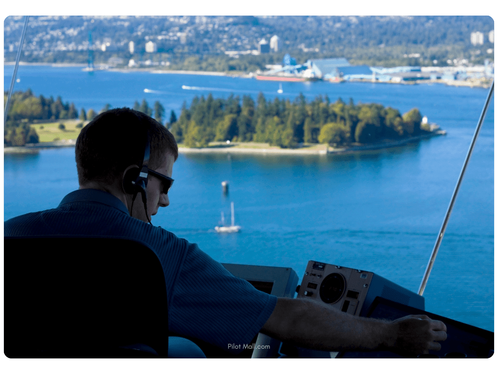 Controlador aéreo multitarea con vista al agua y a los árboles - Pilot Mall