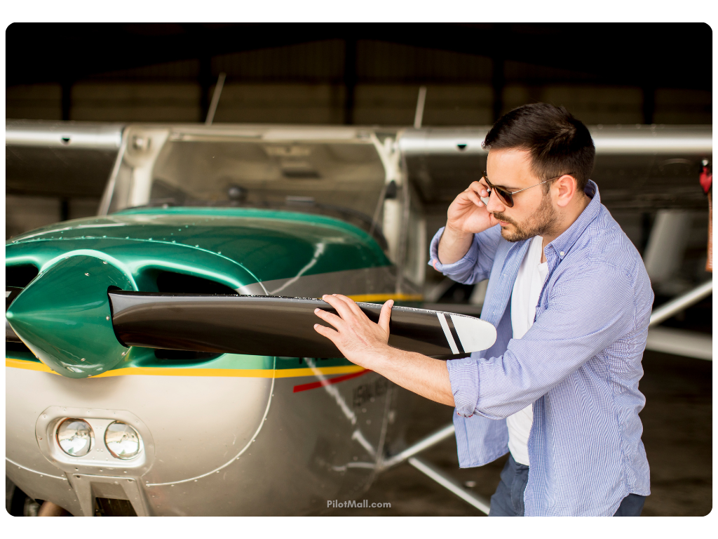 Inspecciones de aviones Cessna con un hombre