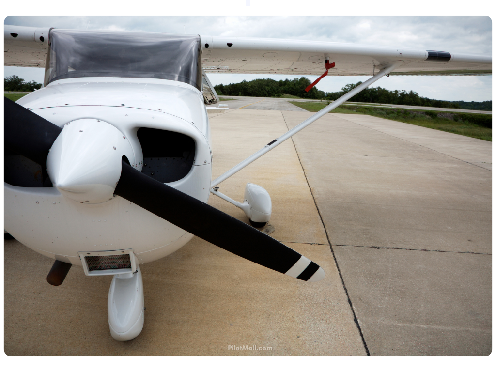 Primer plano de un ala y hélice de Cessna