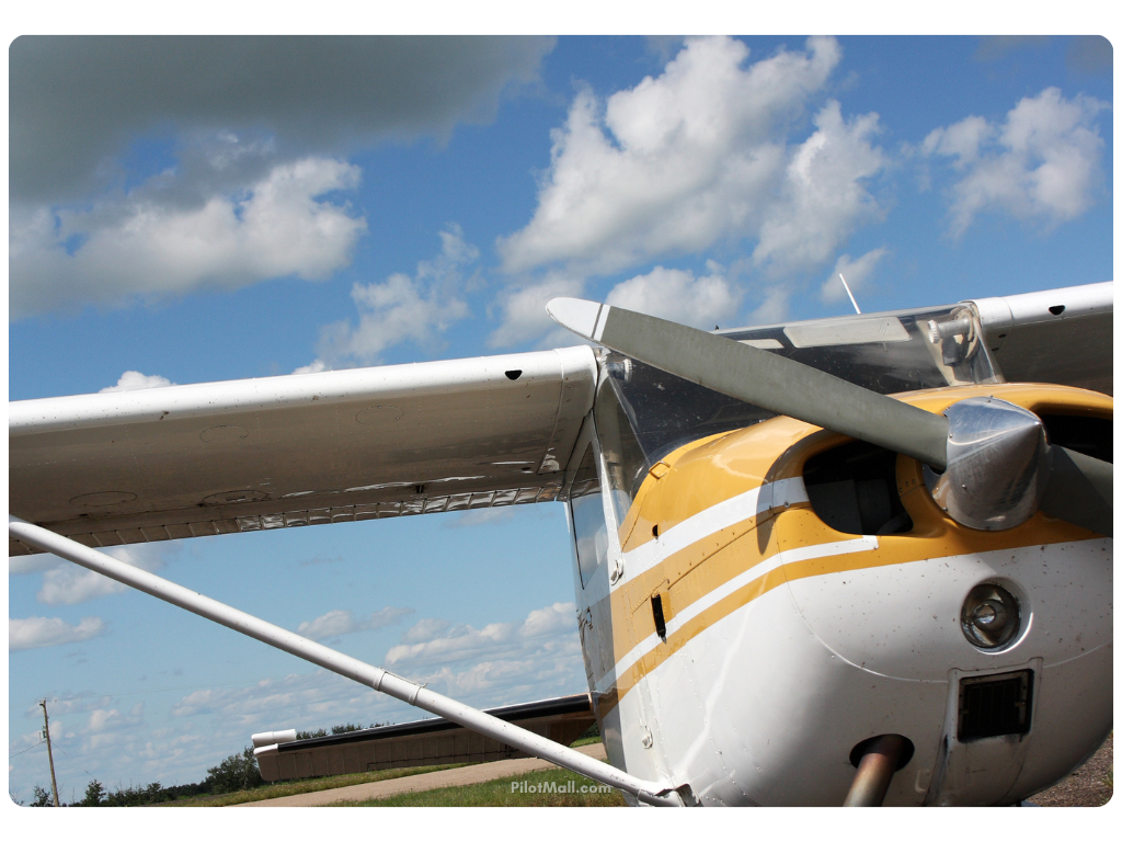 Primer plano de un Cessna 172 con hélice y lado del avión - Pilot Mall