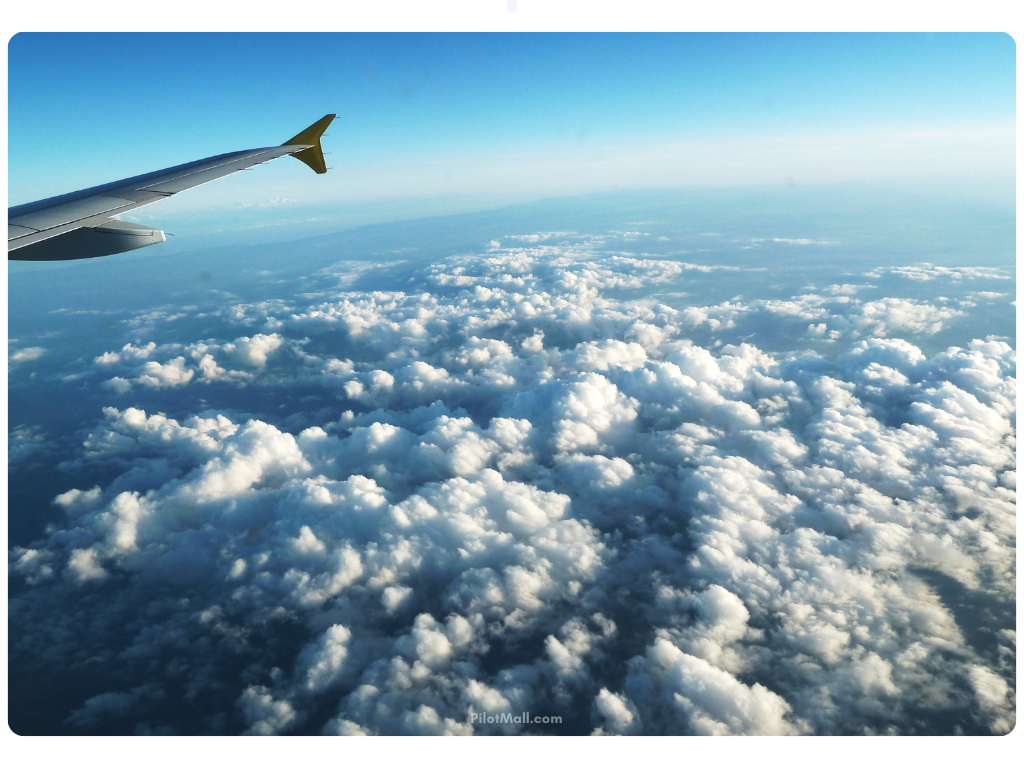 Nubes fuera de la ventana de un avión de línea aérea - Pilot Mall